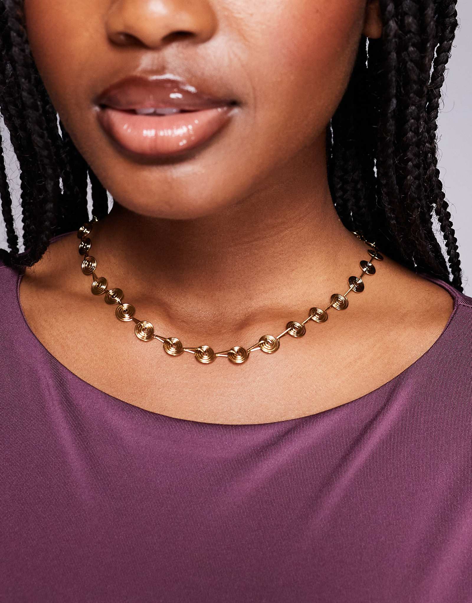 Спиральное колье на линии шеи с позолотой 8590₽