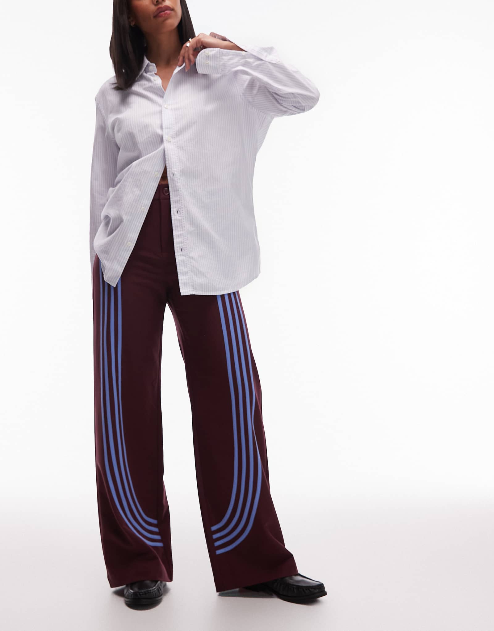 Спортивные брюки LAAGAM zion с прямыми штанинами средней длины и изогнутым контрастным кантом бордового цвета 33690₽