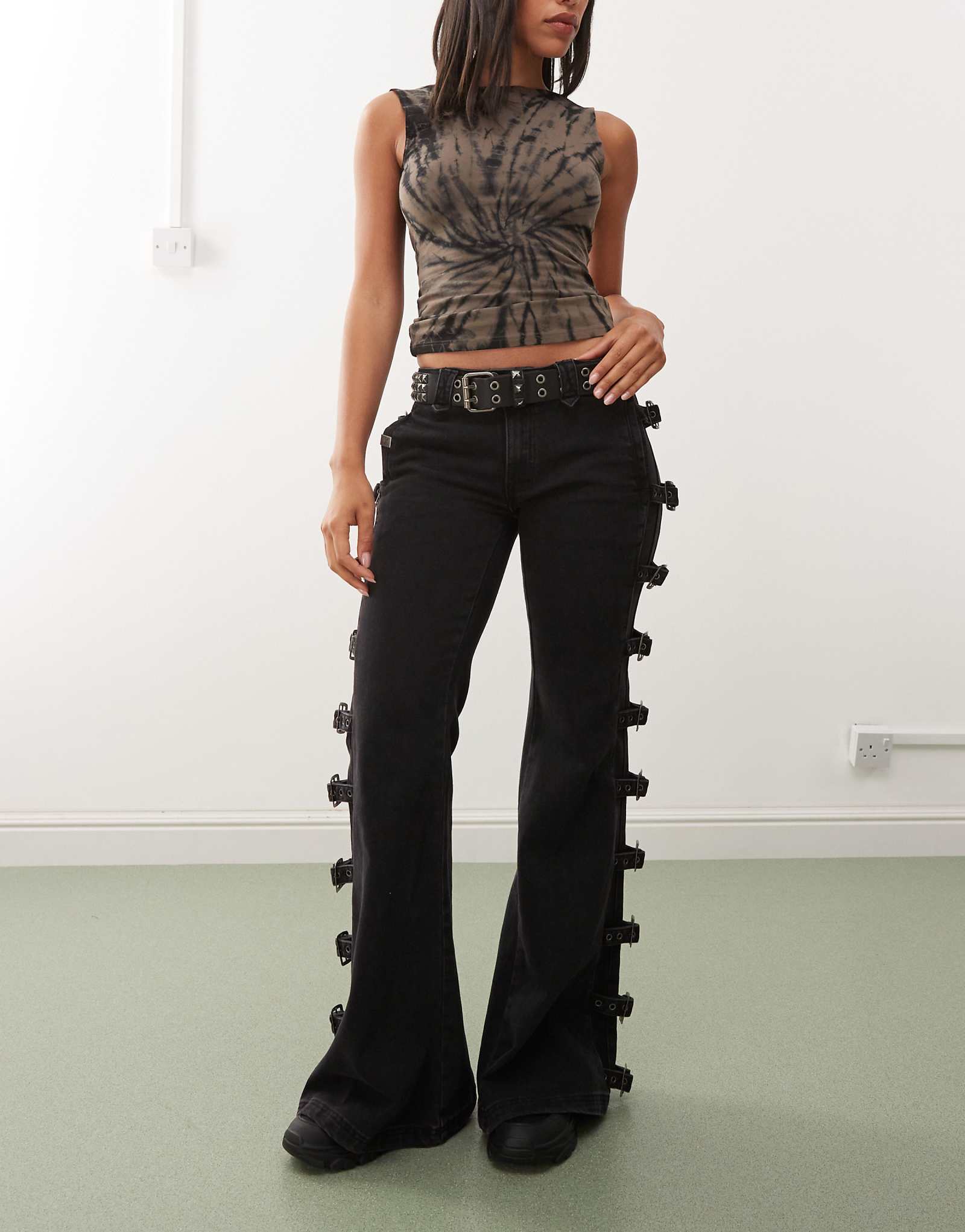 Черные расклешенные джинсы Minga London с ремешком и пряжкой 28790₽