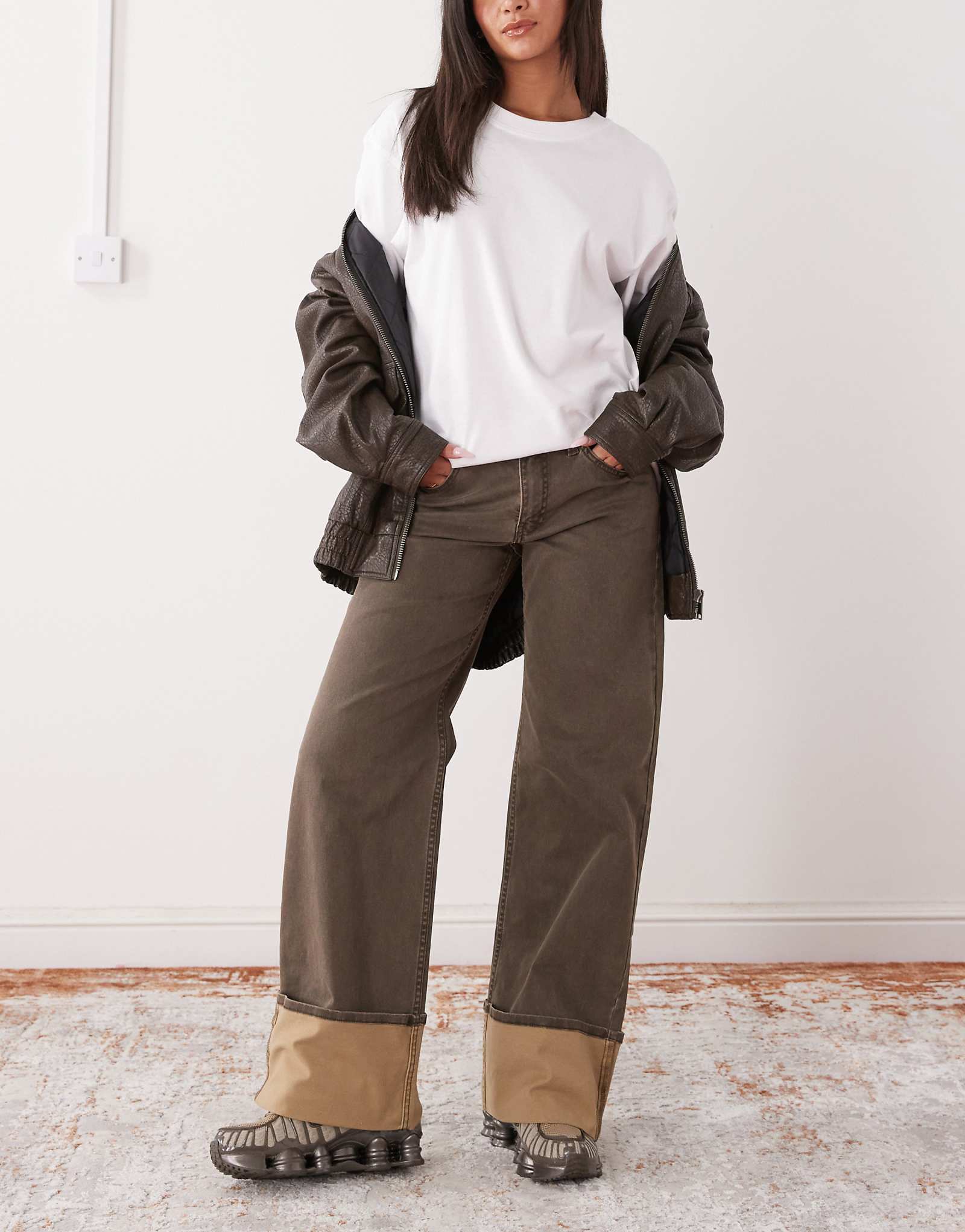 Широкие брюки Monki из саржи коричневого цвета с контрастными манжетами 11990₽