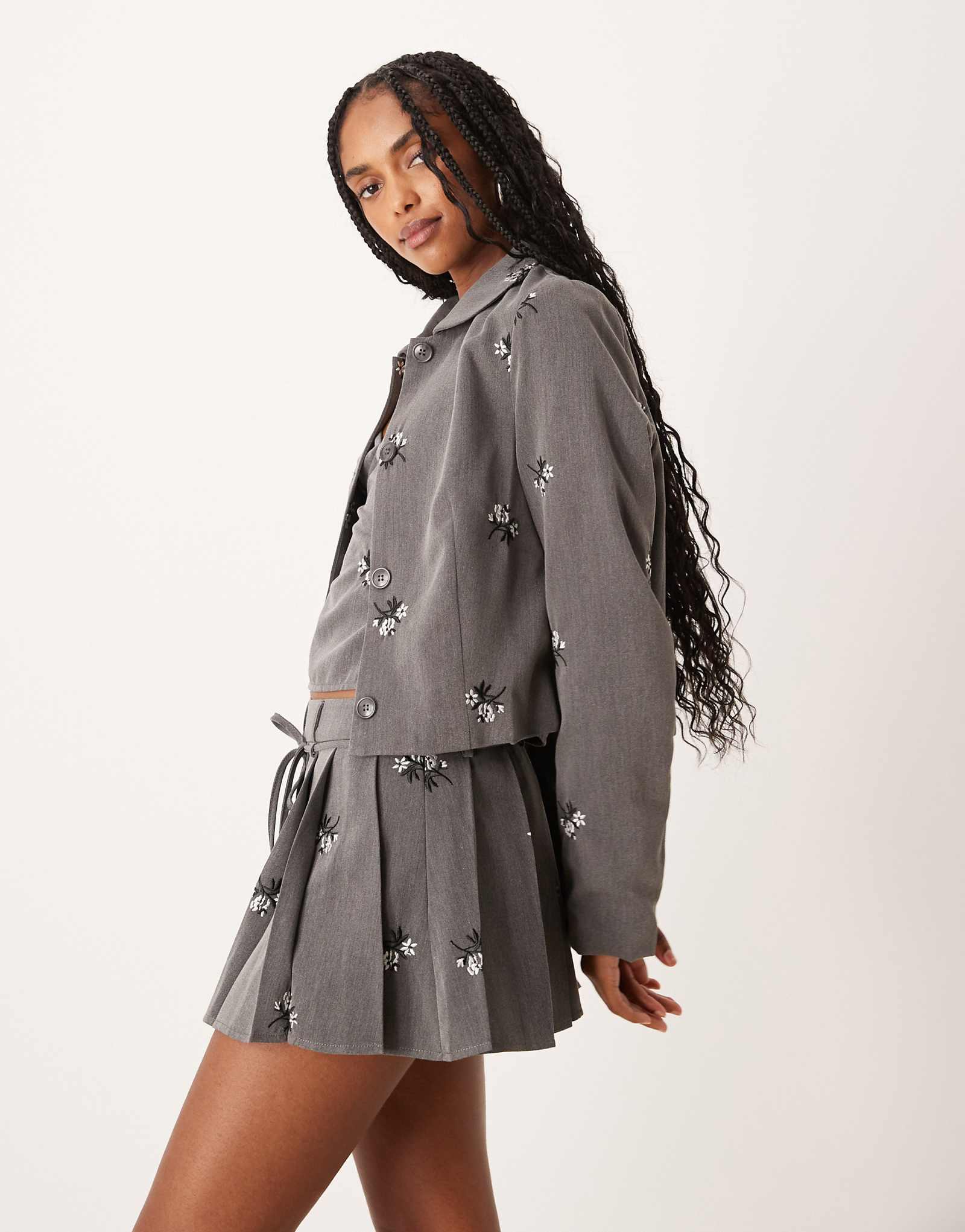 Укороченный жакет с цветочной вышивкой Motel Zedari серого цвета - часть комплекта 19590₽