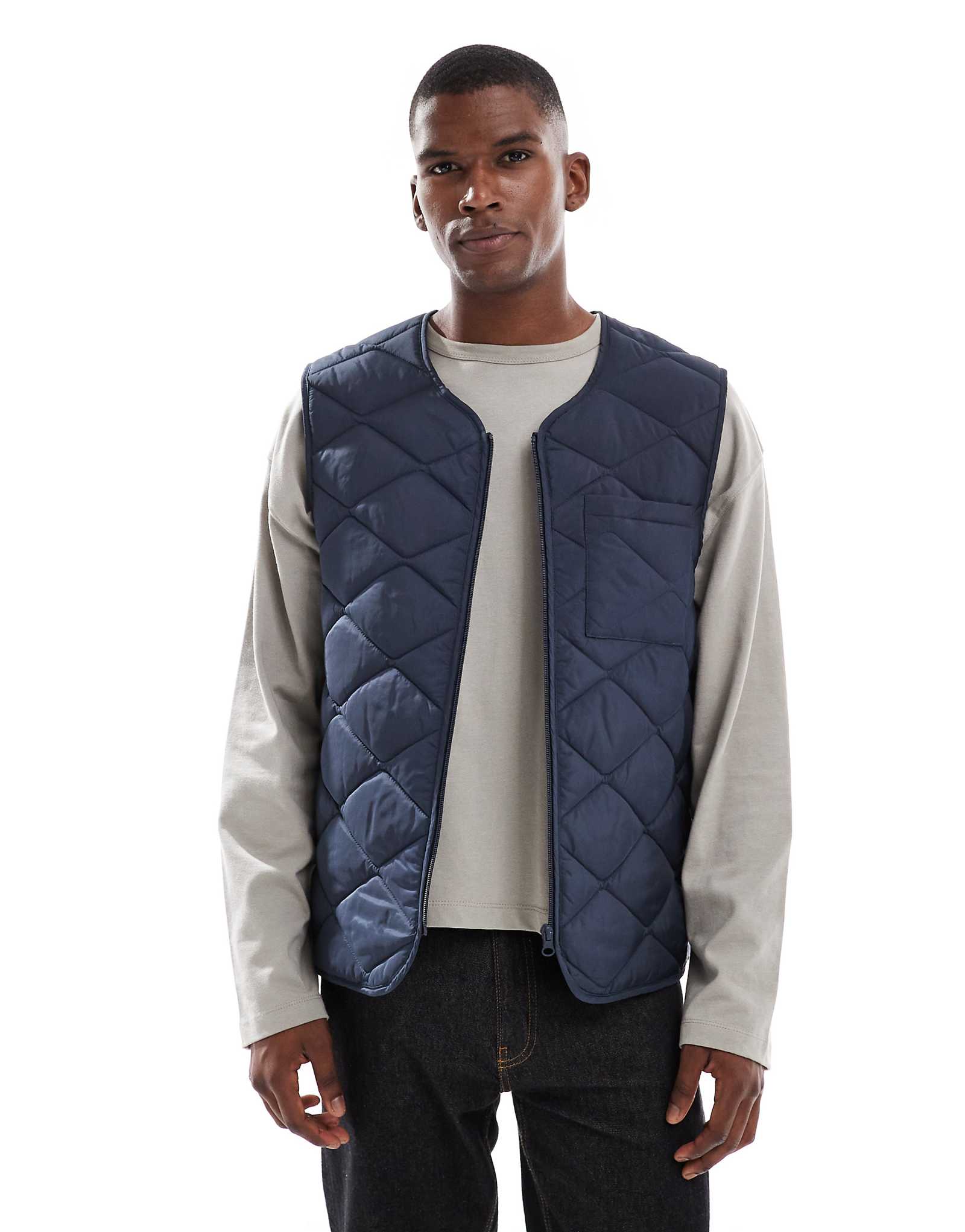 Стеганый жилет темно-синего цвета 11090₽