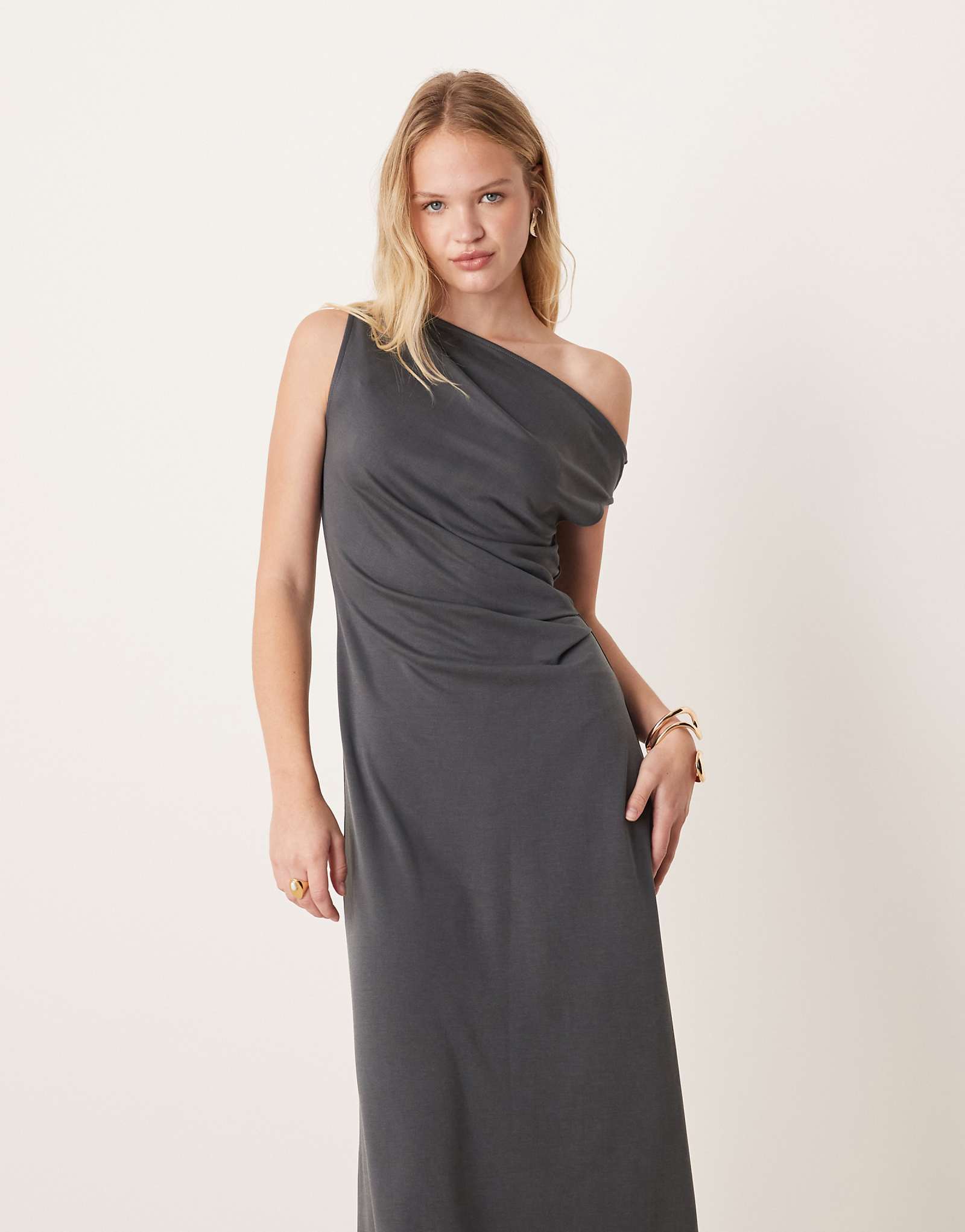 Асимметричное платье миди а-силуэта Mango цвета древесного угля 6090₽