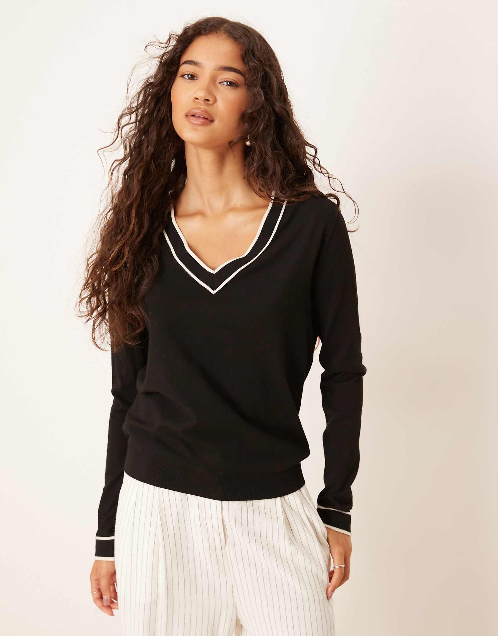 Вязаный свитер Mango с v-образным вырезом и контрастной отделкой черного цвета 12290₽