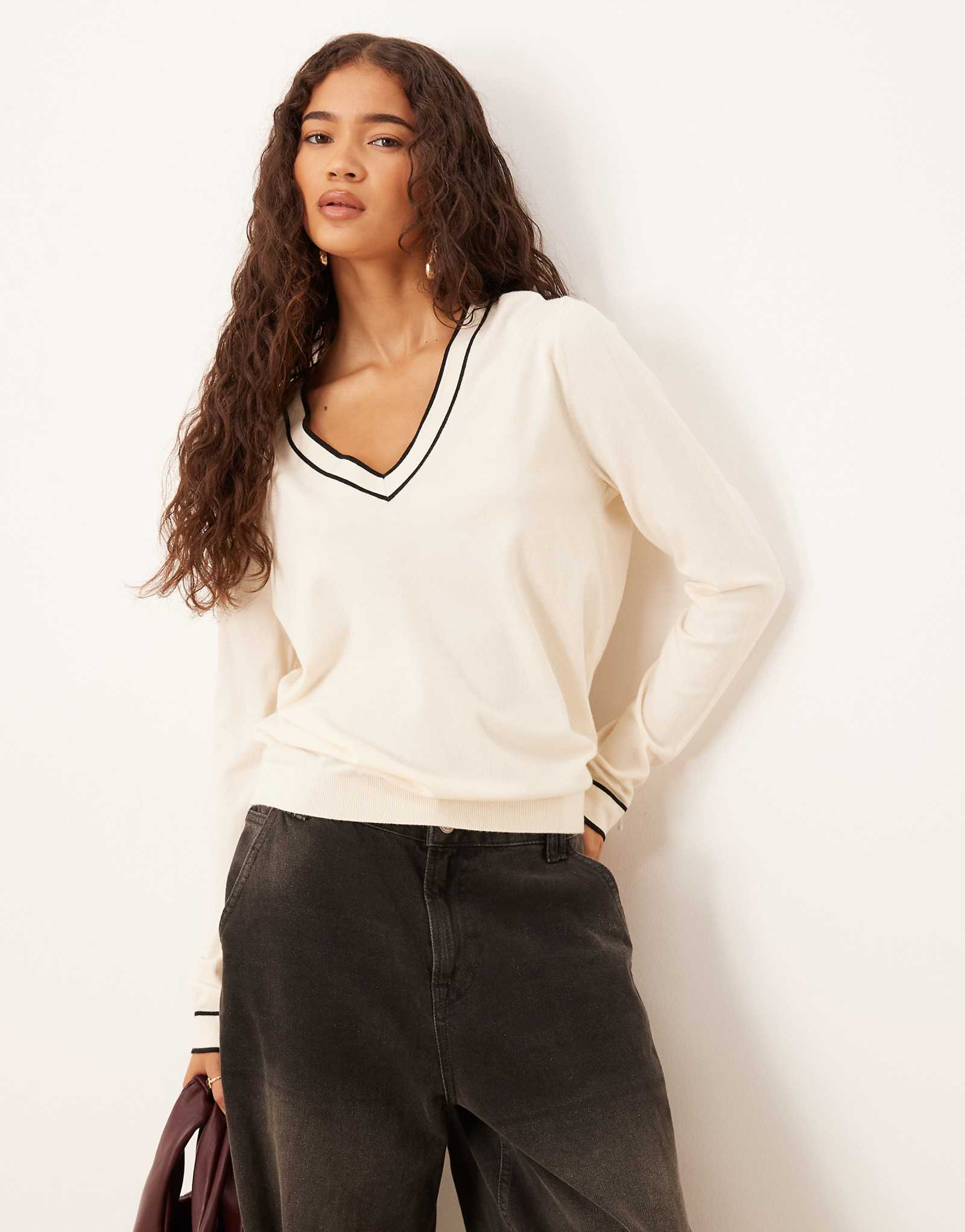 Вязаный свитер Mango с v-образным вырезом и контрастной отделкой бежевого цвета