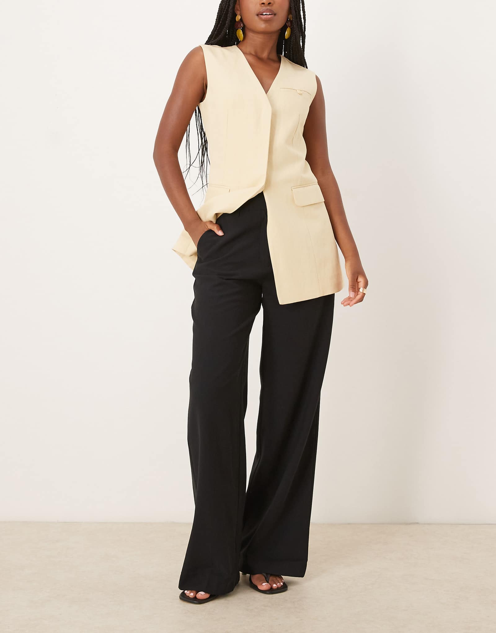 Сшитые на заказ брюки Mango с прямыми складками спереди цвета хаки 14290₽