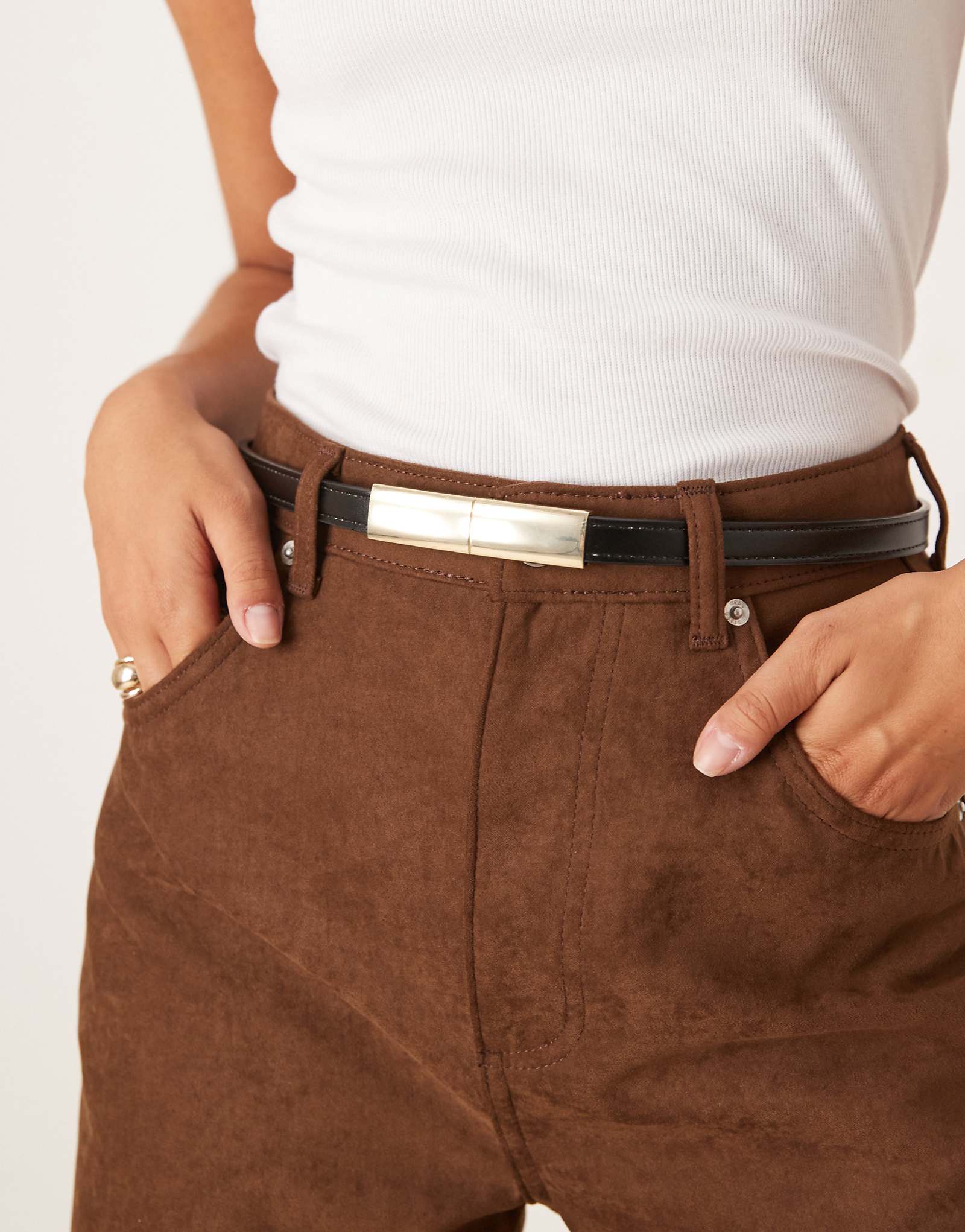 Узкий пояс Mango с черной фурнитурой 6090₽