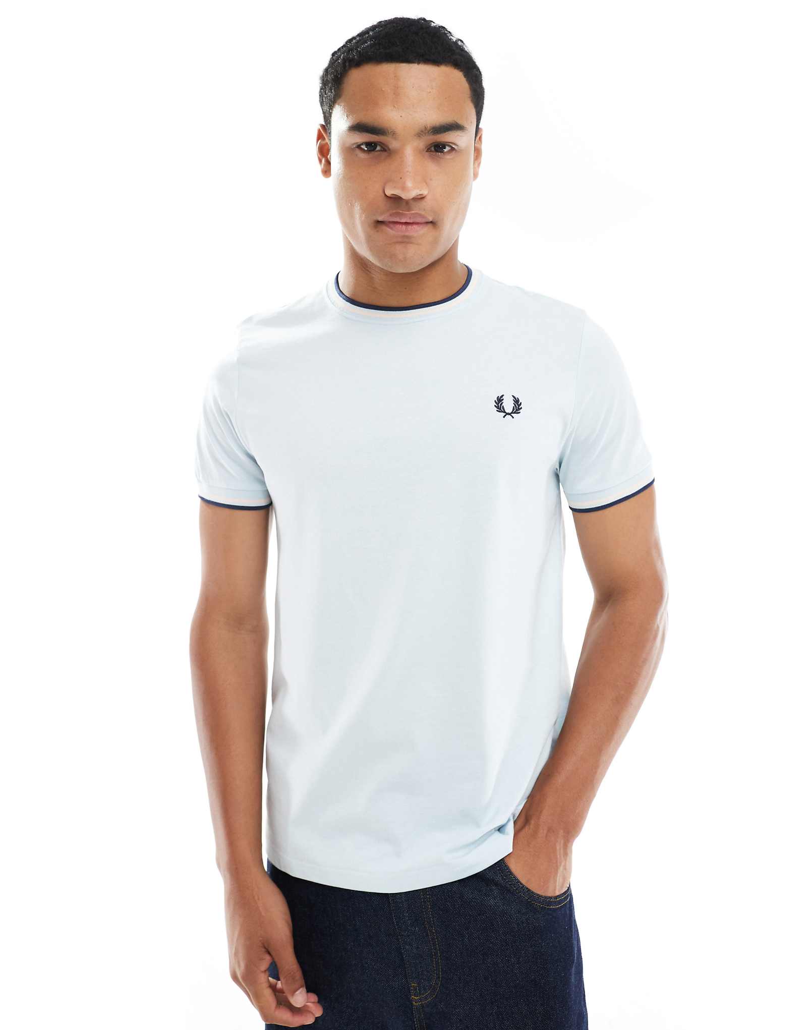 Светло-голубая футболка с двойным воротником от Fred Perry