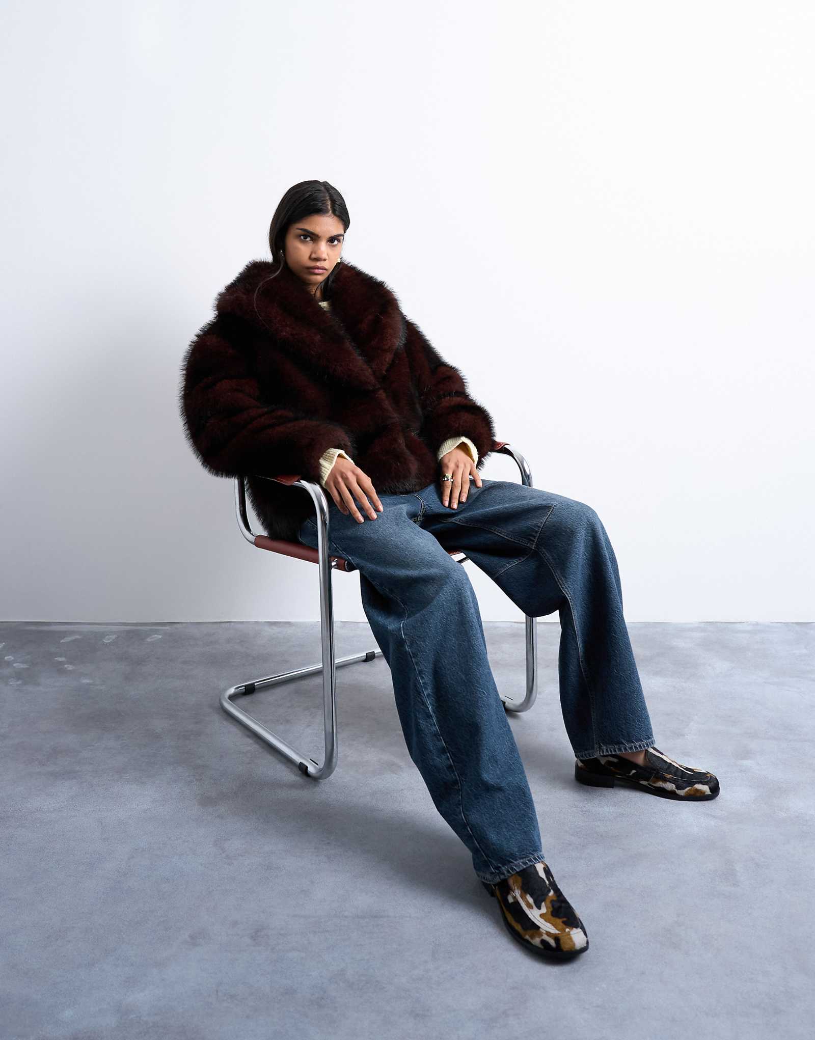 Объемное пальто-шаль из искусственного меха Topshop темно-бордового цвета 30390₽