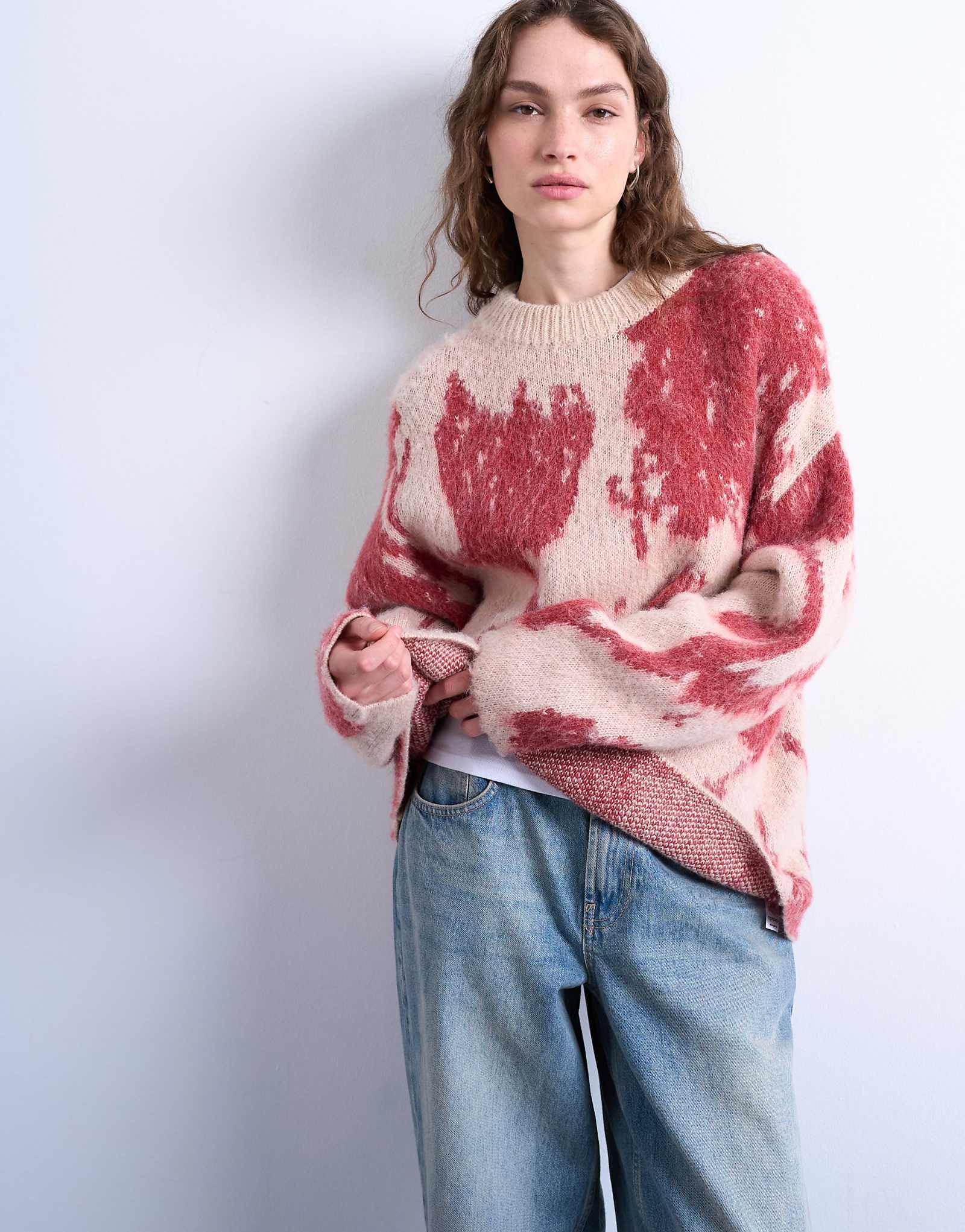 Вязаный свитер Topshop с размытым цветочным узором розового цвета 16590₽