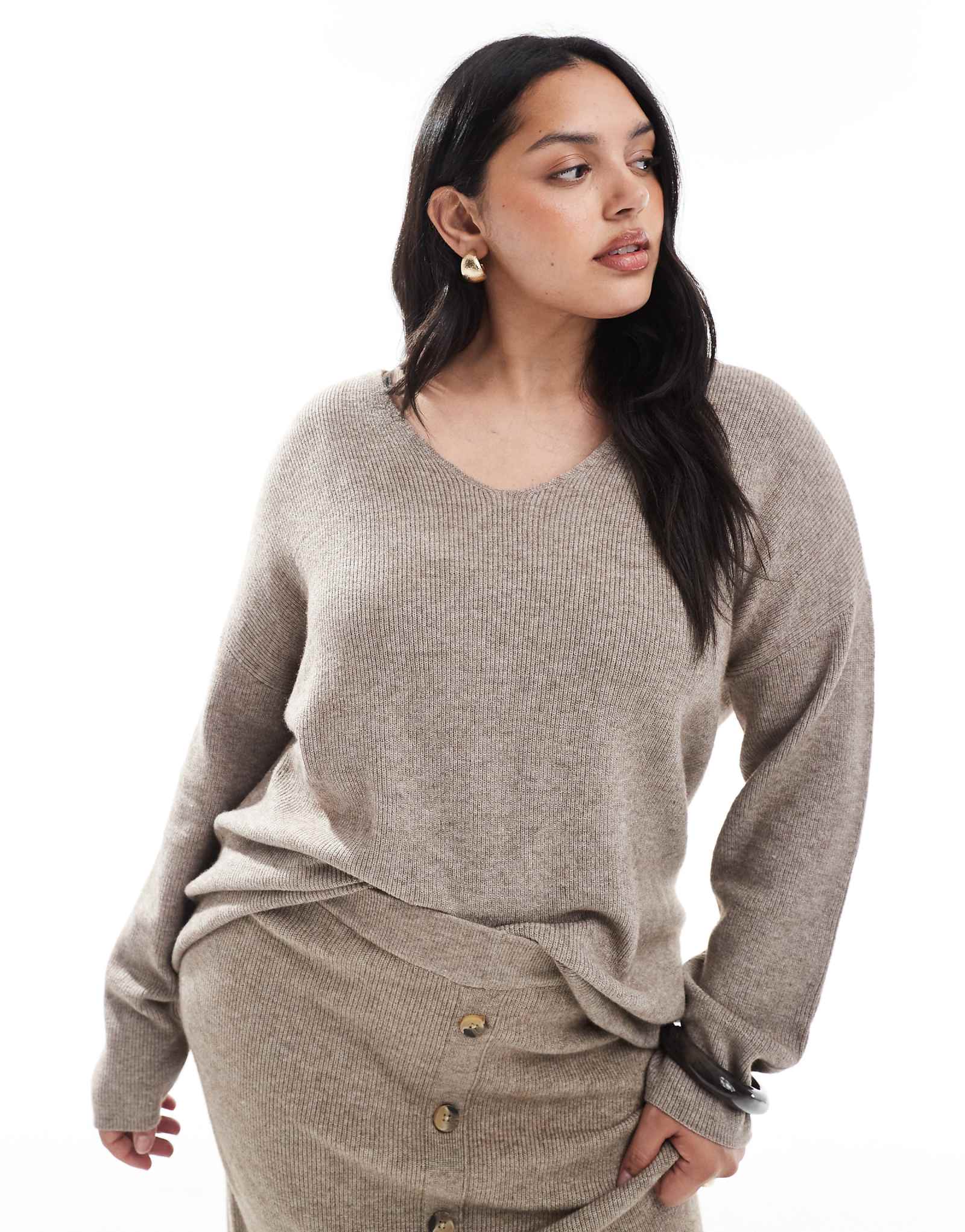 Свободный свитер в рубчик с v-образным вырезом ONLY бежевого цвета - часть комплекта