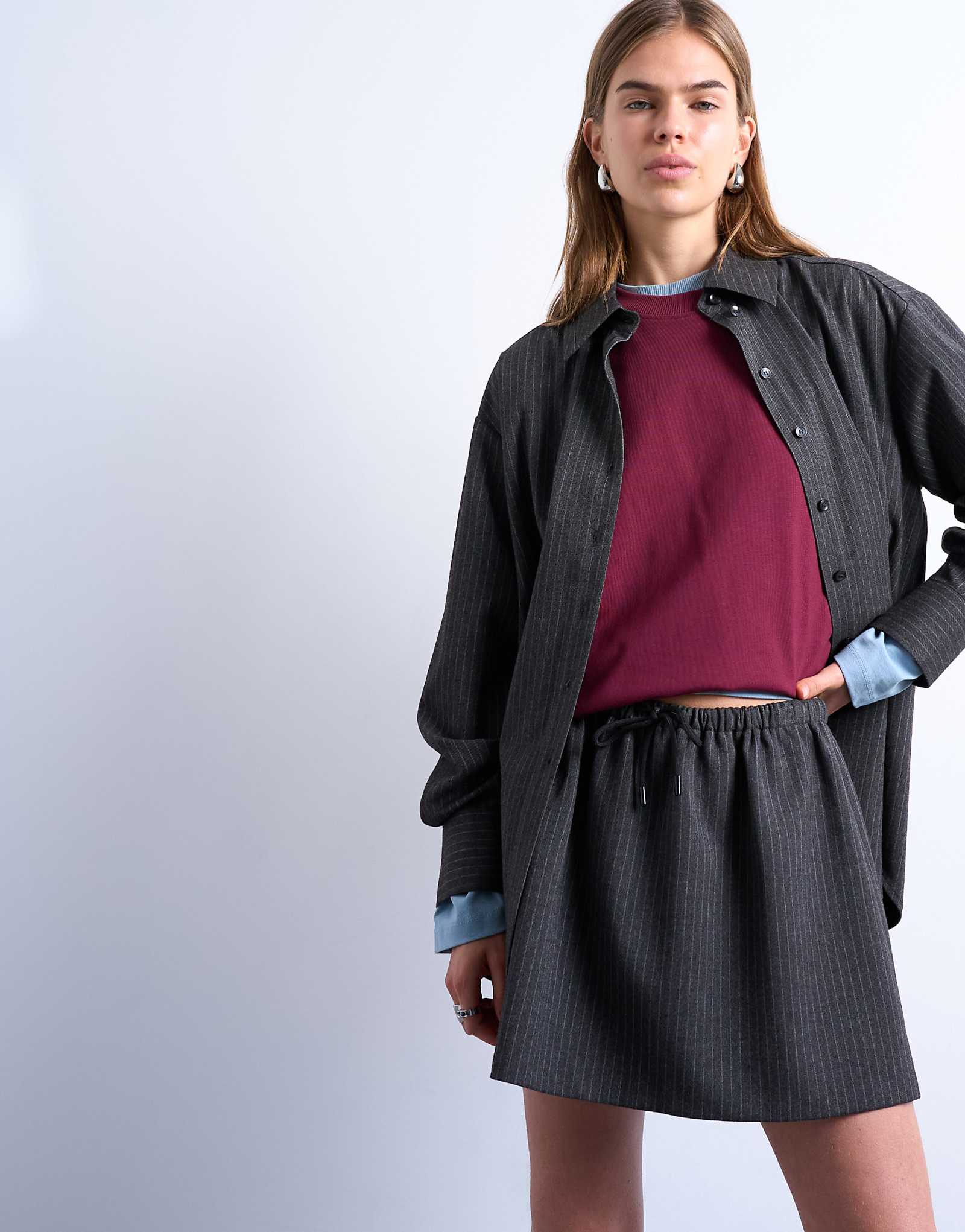 Приталенная мини-микроюбка с низкой посадкой от Topshop в угольную полоску 12290₽