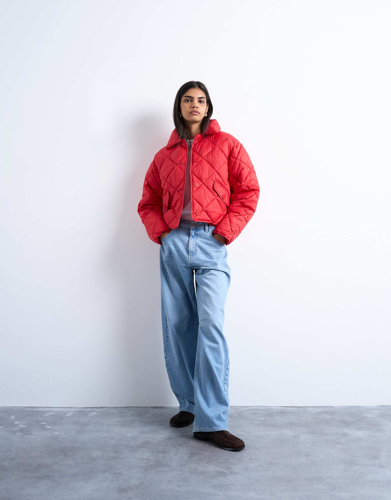 Укороченная стеганая куртка-вкладыш Topshop красного цвета 19390₽