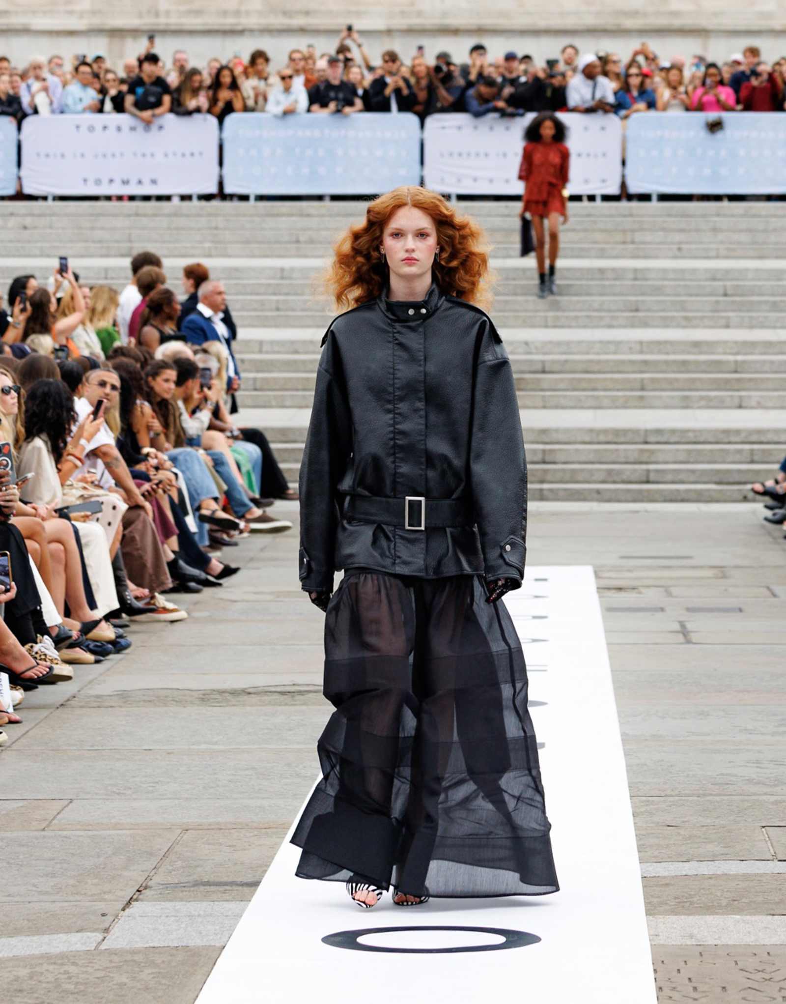 Короткая куртка-бомбер с поясом из искусственной пузырчатой кожи Topshop черного цвета 26290₽