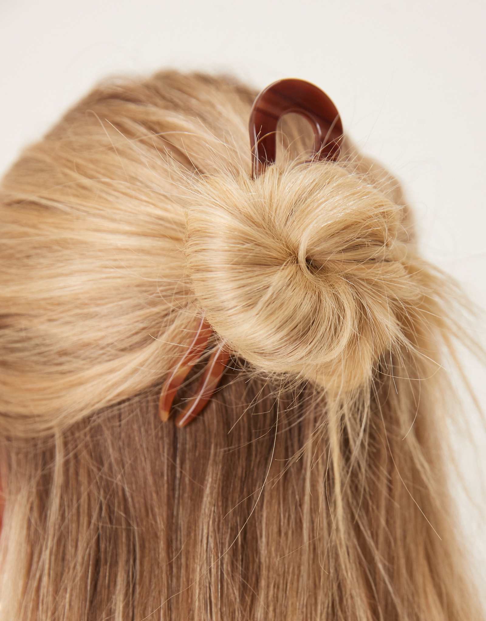 Заколка для волос Sui Ava French twist коричневого цвета 2190₽