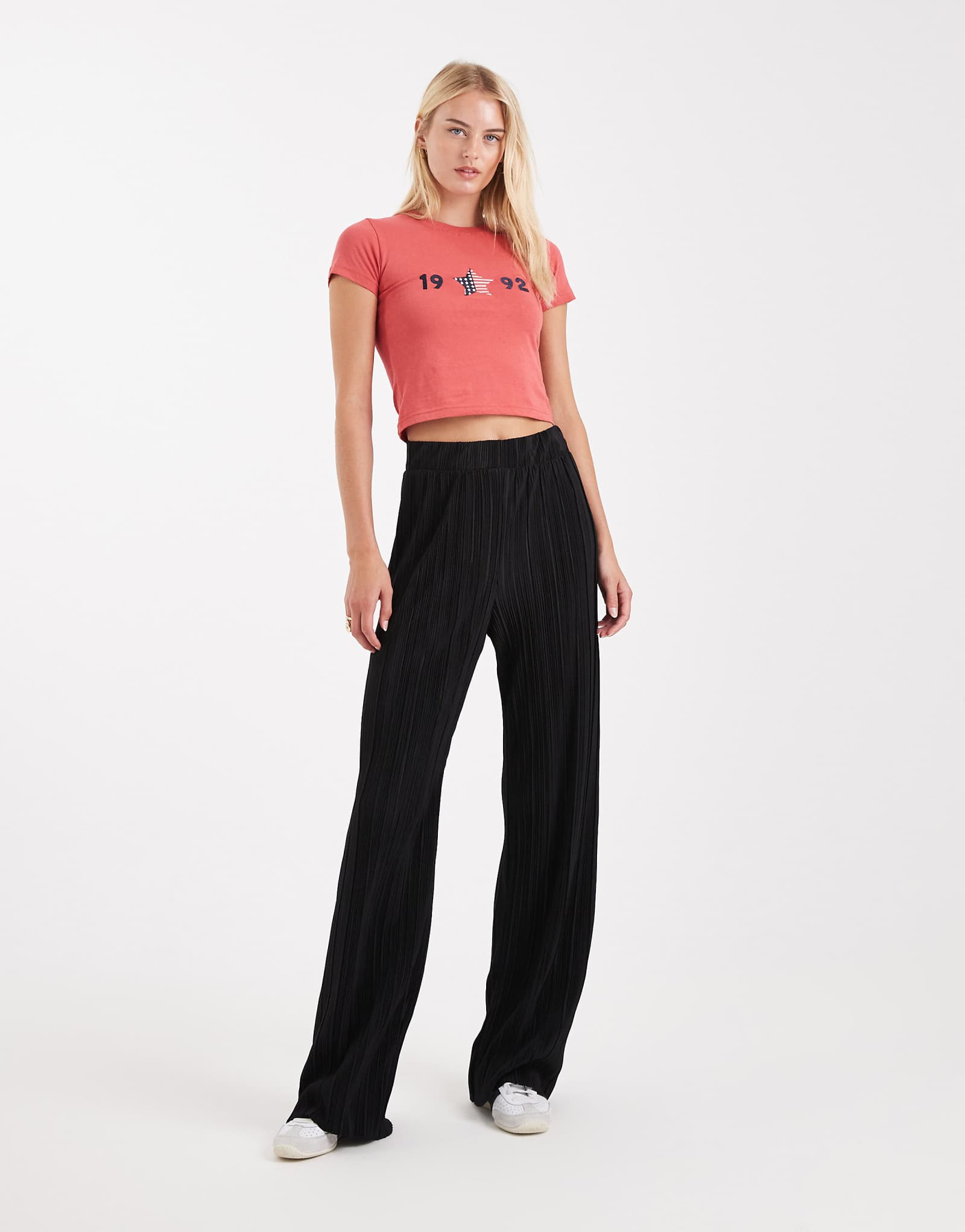 ТОЛЬКО высокие облегающие брюки из плиссе с широкими штанинами черного цвета 10990₽