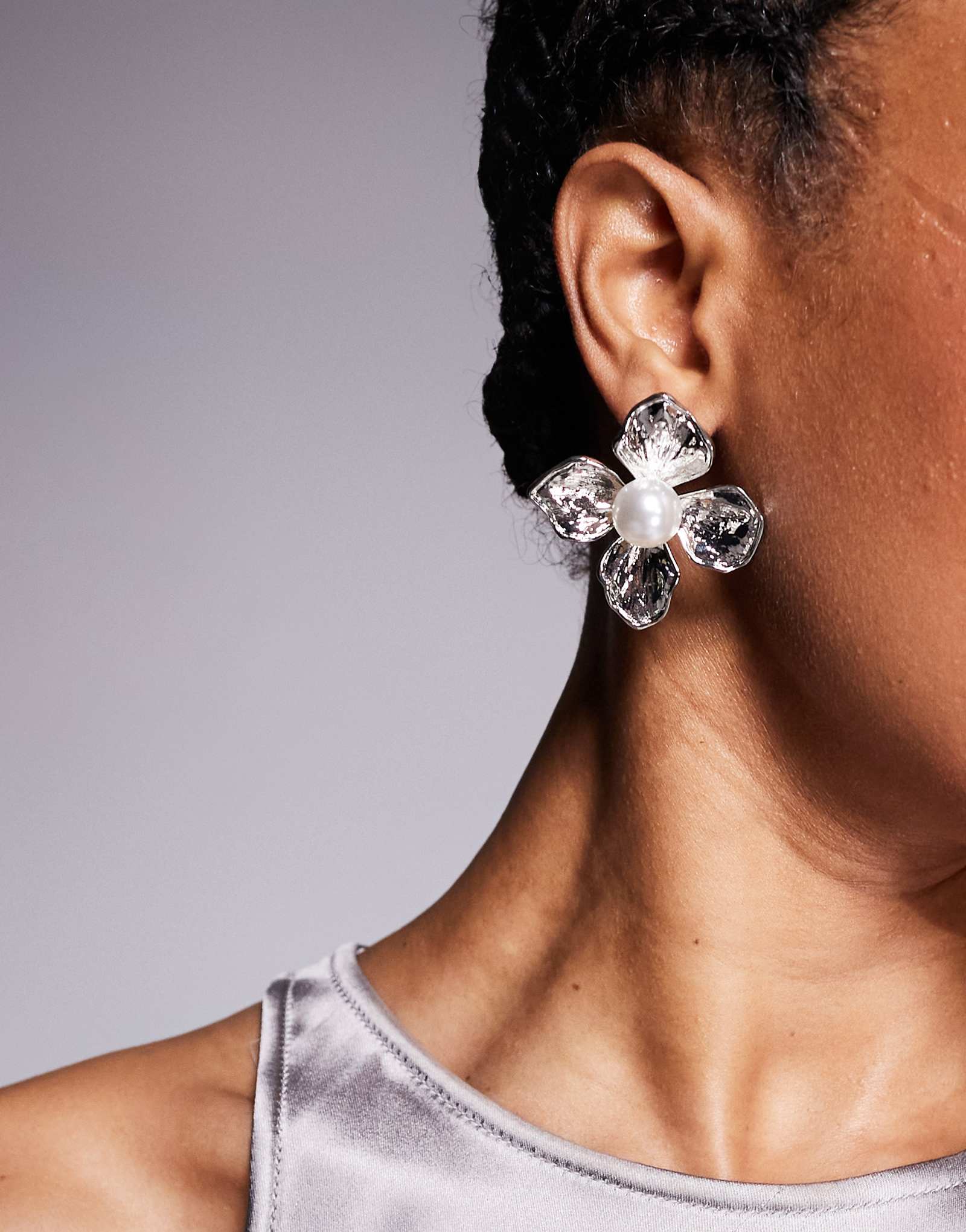 Серьги-гвоздики в цветочек в стиле истинного декаданса с серебристыми вставками из искусственного жемчуга