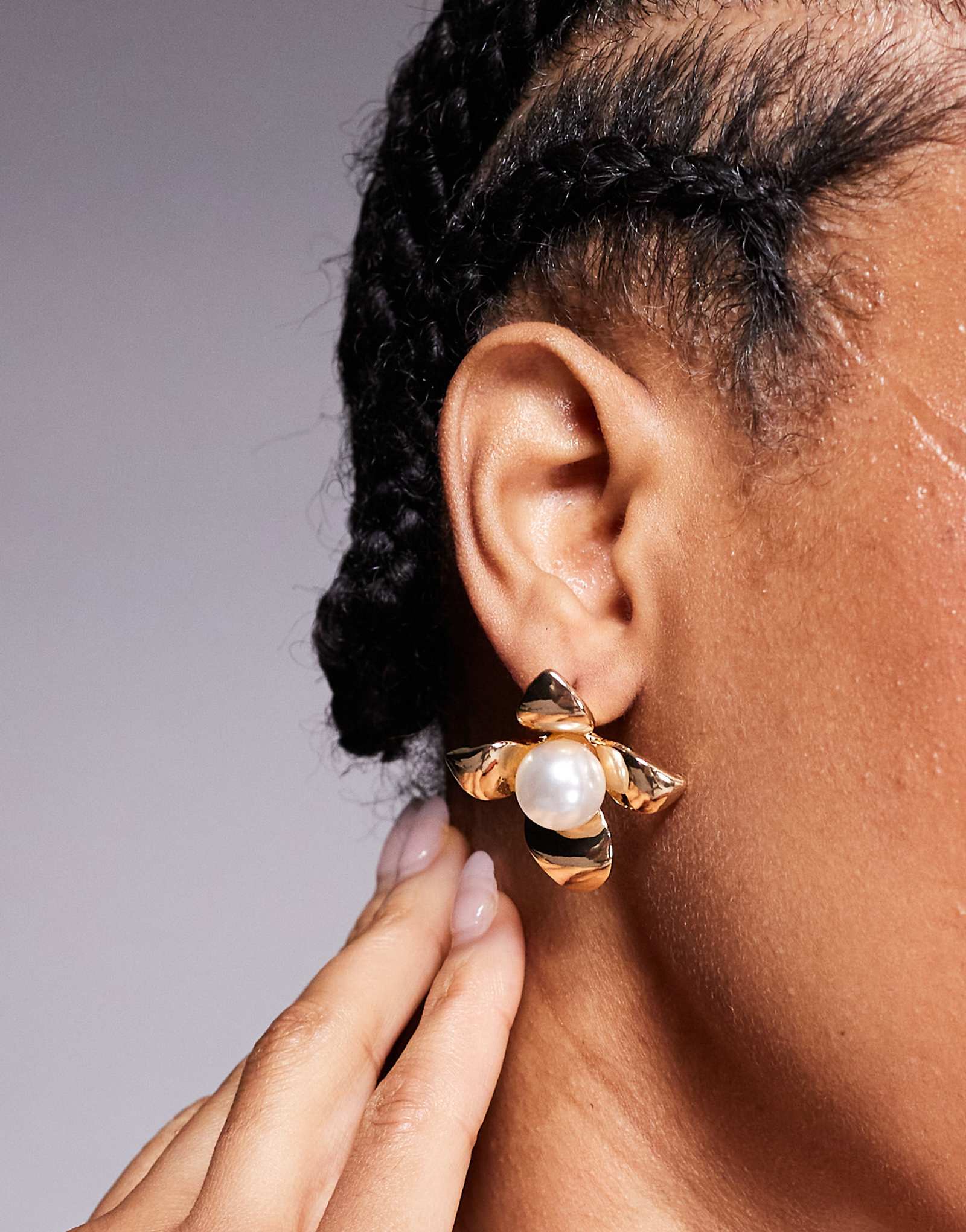 Серьги-гвоздики в цветочек в стиле истинного декаданса с деталями из искусственного жемчуга золотого оттенка