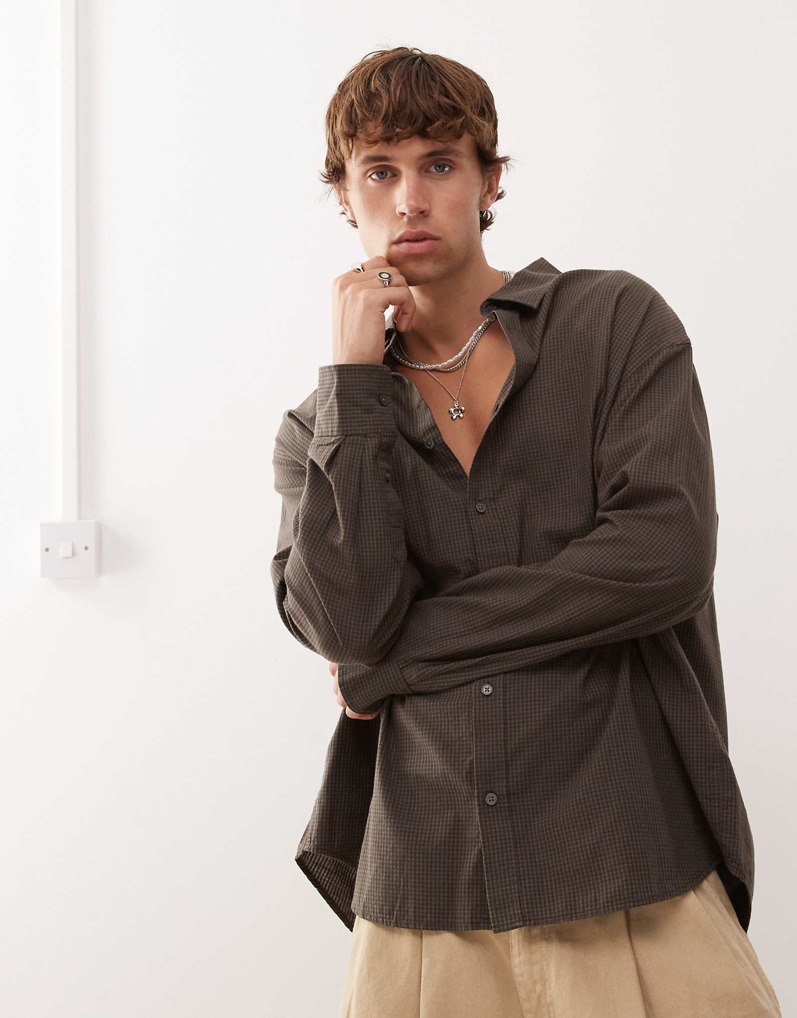 Повседневная свободная рубашка в коричневую мини-клетку 15690₽