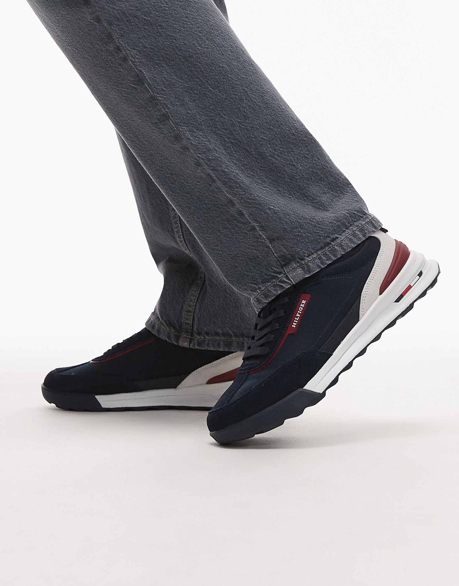 Кроссовки Tommy Hilfiger Basket retro runner темно-синего цвета 24490₽