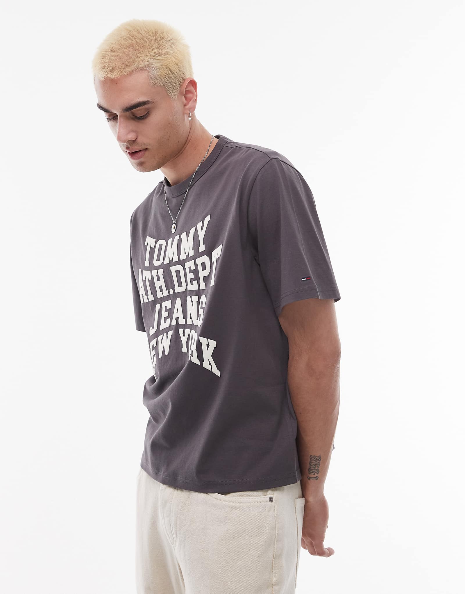 Застиранная черная футболка с логотипом университетской школы Tommy Jeans оверсайз 9190₽