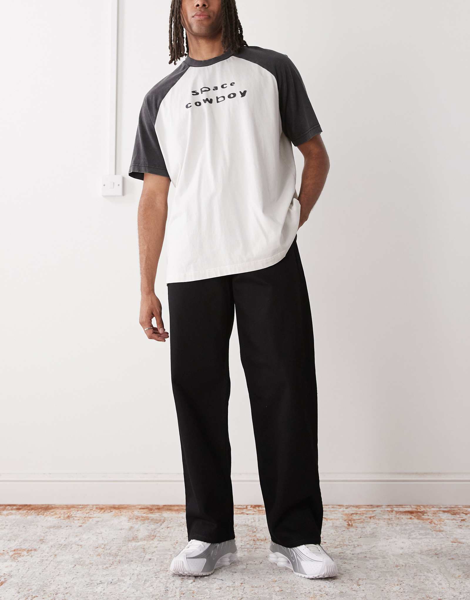 Джинсы свободного кроя с заниженной талией Weekday Sphere черного цвета подвергнутые кислотной стирке 17790₽