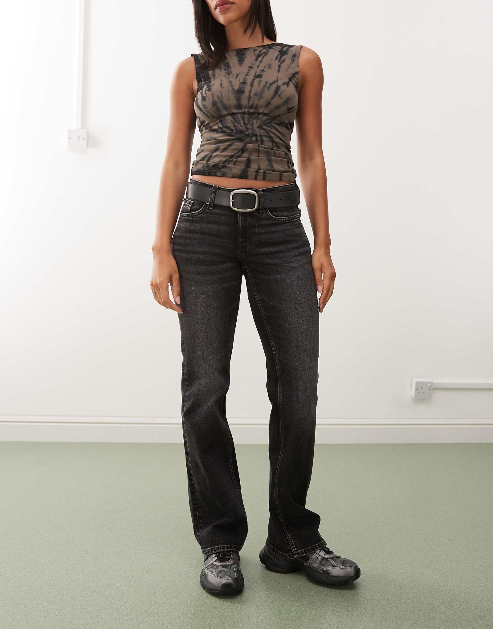 Джинсы приталенного кроя Weekday Tension черного цвета с полосками от стирки 13790₽