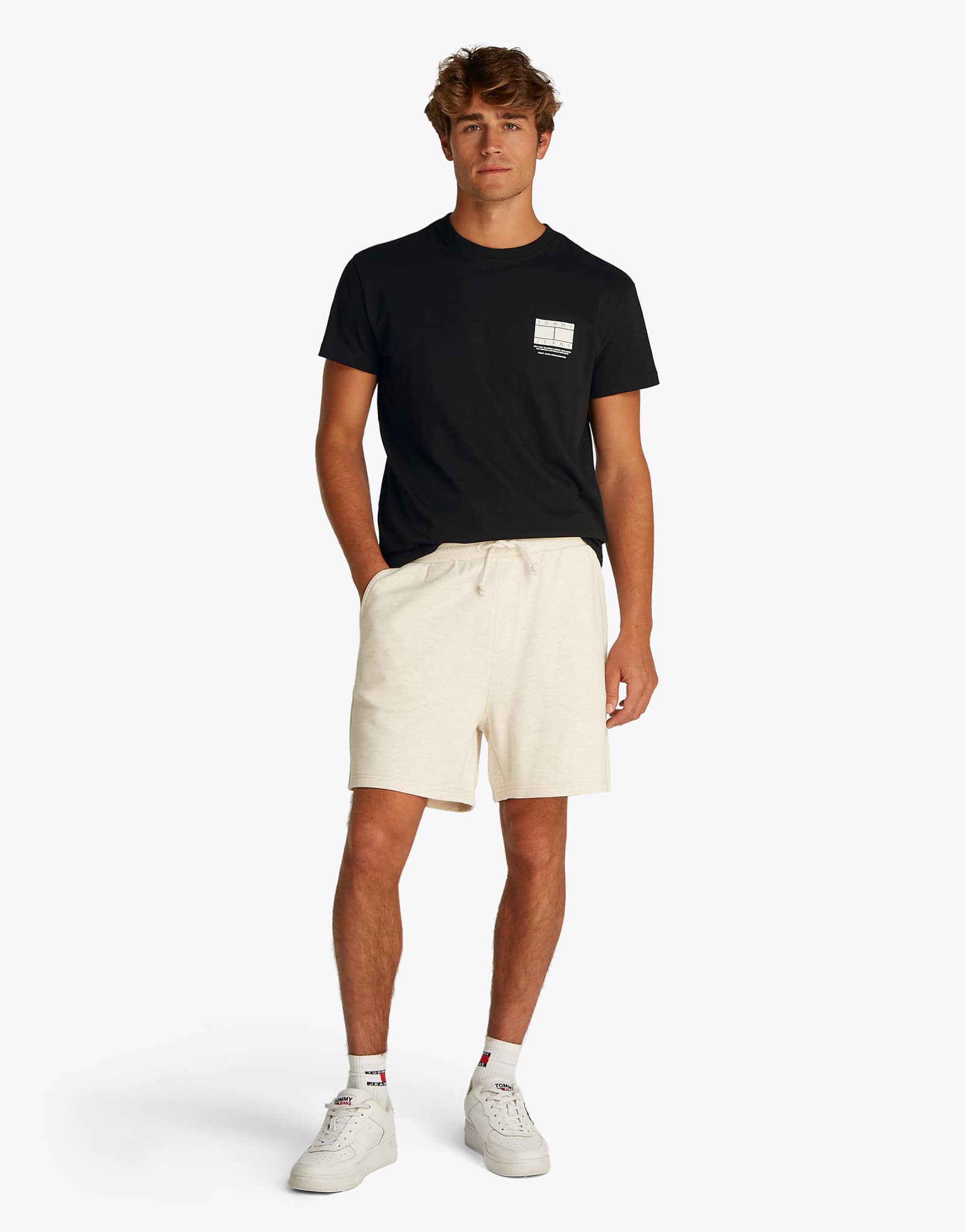 Черная футболка с рисунком Tommy Jeans 8990₽