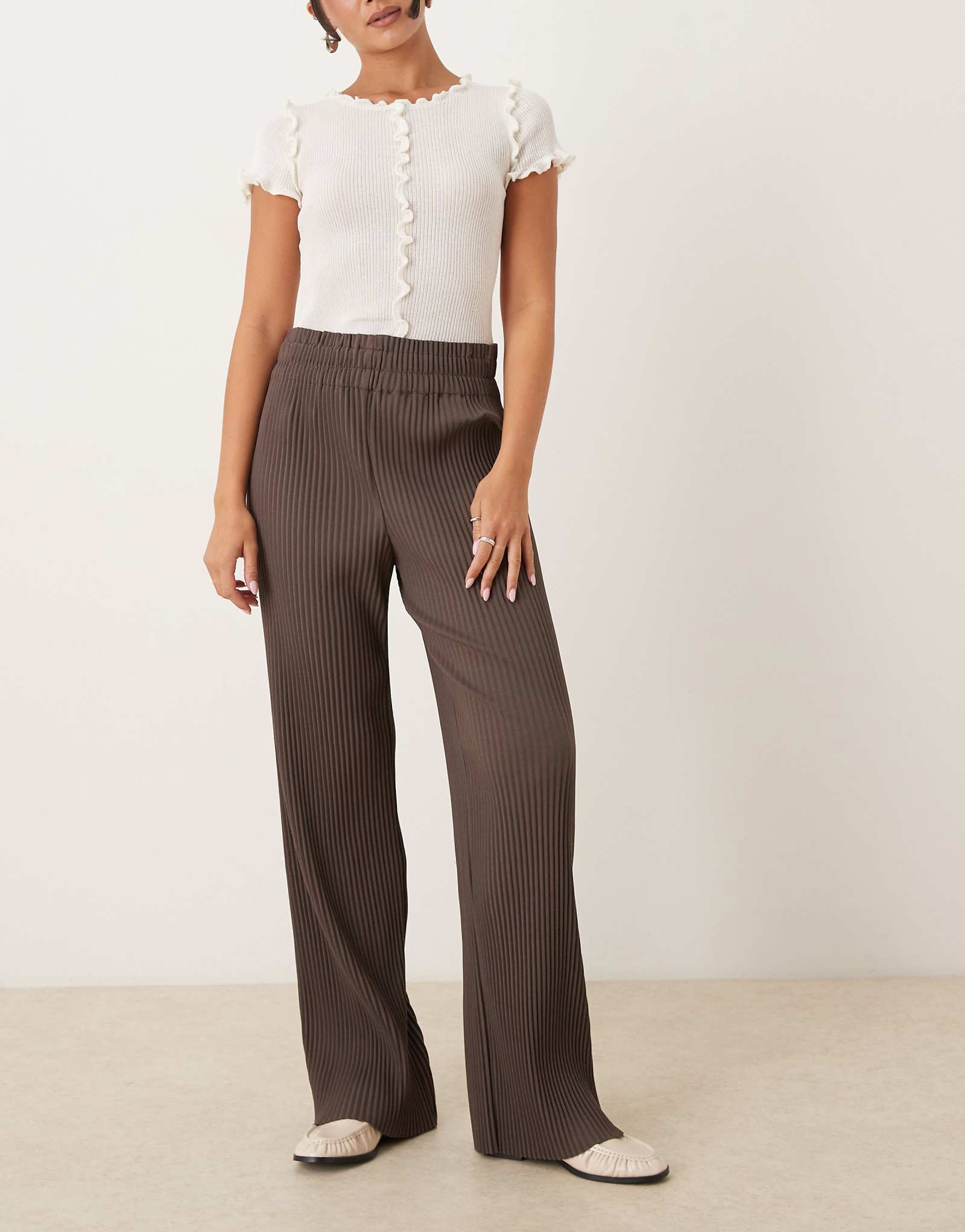 Широкие брюки YAS plisse шоколадно-коричневого цвета 19590₽