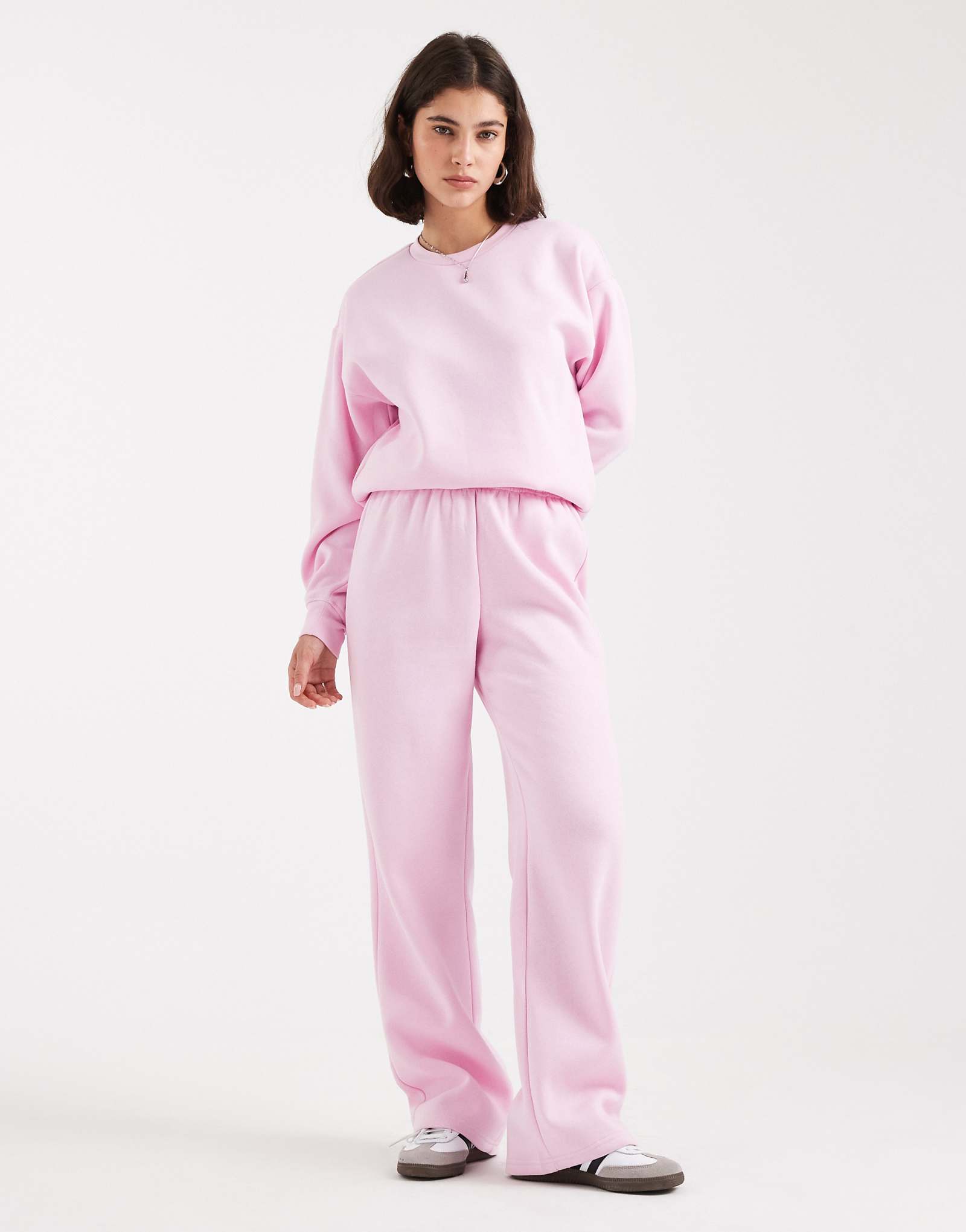 Спортивные брюки с широкими штанинами светло-розового цвета - часть комплекта 8990₽