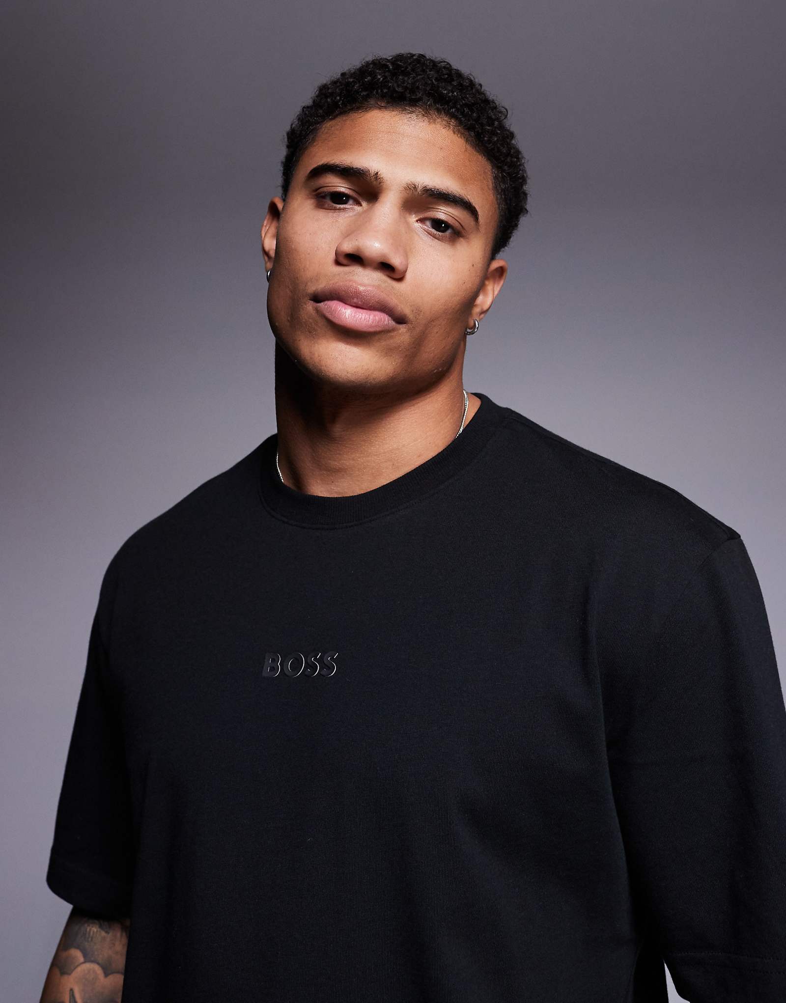 Футболка с логотипом BOSS Green 10 в центре черного цвета большого размера 13190₽