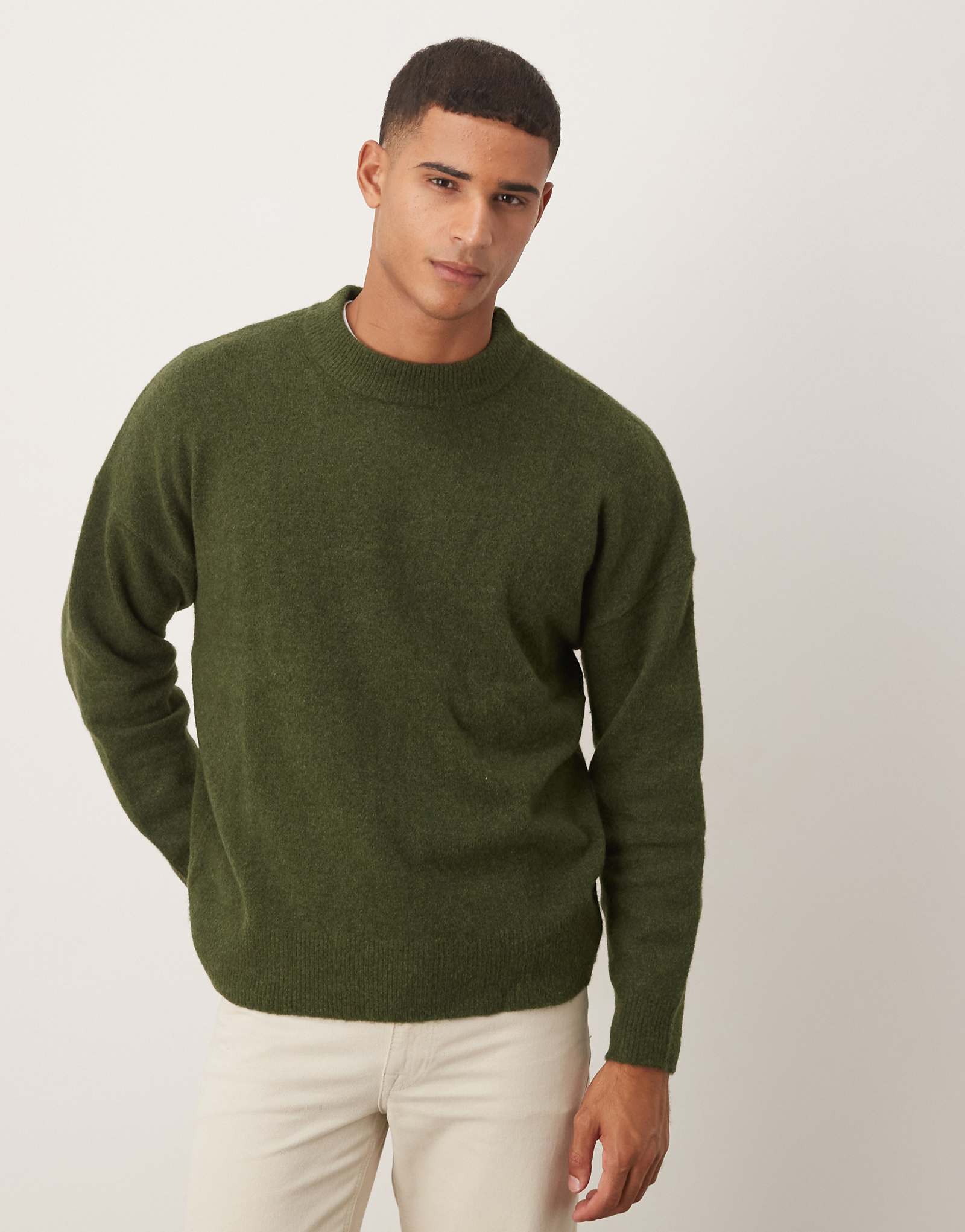 ДИЗАЙНЕРСКИЙ свитер с круглым вырезом из матовой вязки оверсайз ASOS DESIGN зеленого цвета хаки 9990₽
