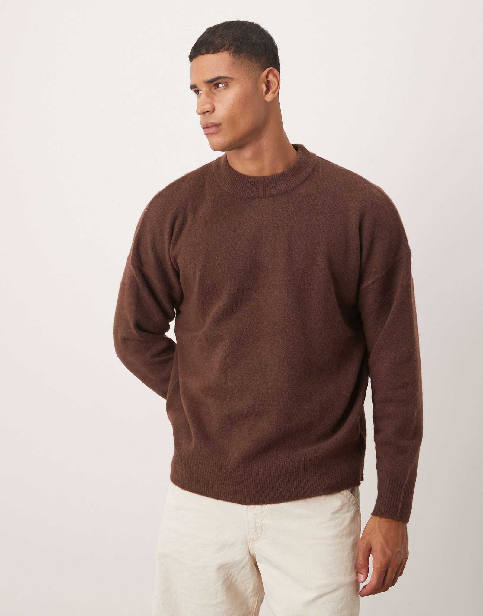 ДИЗАЙНЕРСКИЙ свитер с круглым вырезом из матовой вязки оверсайз от ASOS DESIGN коричневого цвета 9990₽