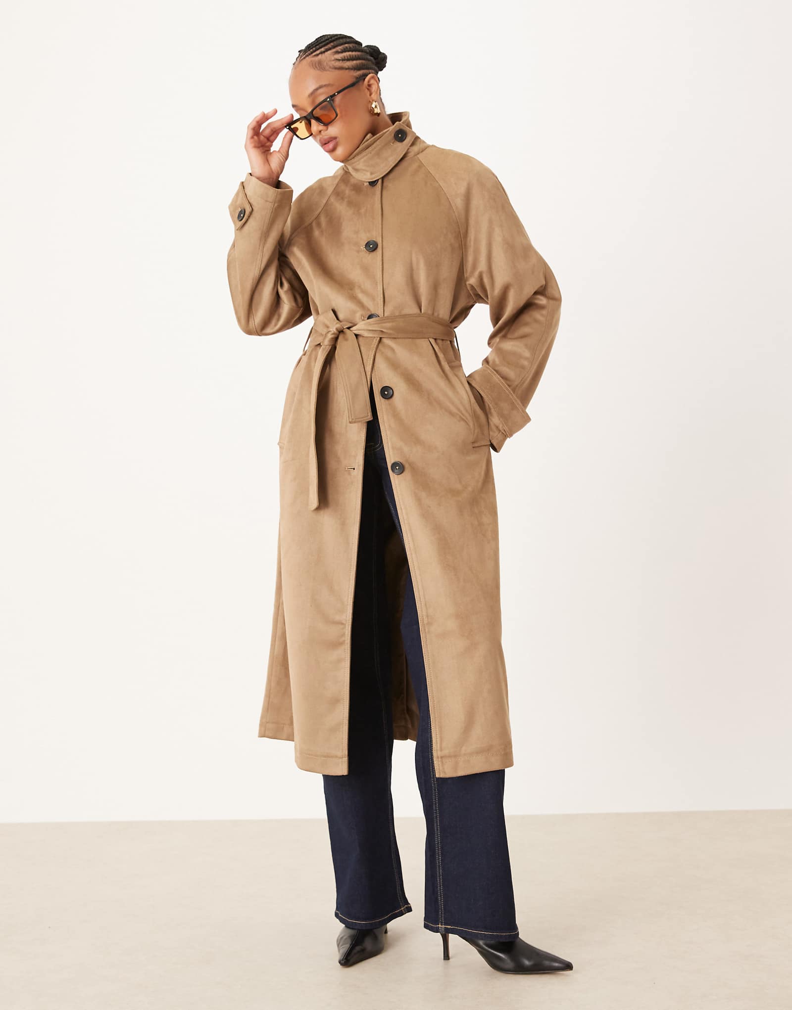 Высокий тренч с воронкообразным вырезом из искусственной замши ASOS DESIGN в цвете stone 22290₽