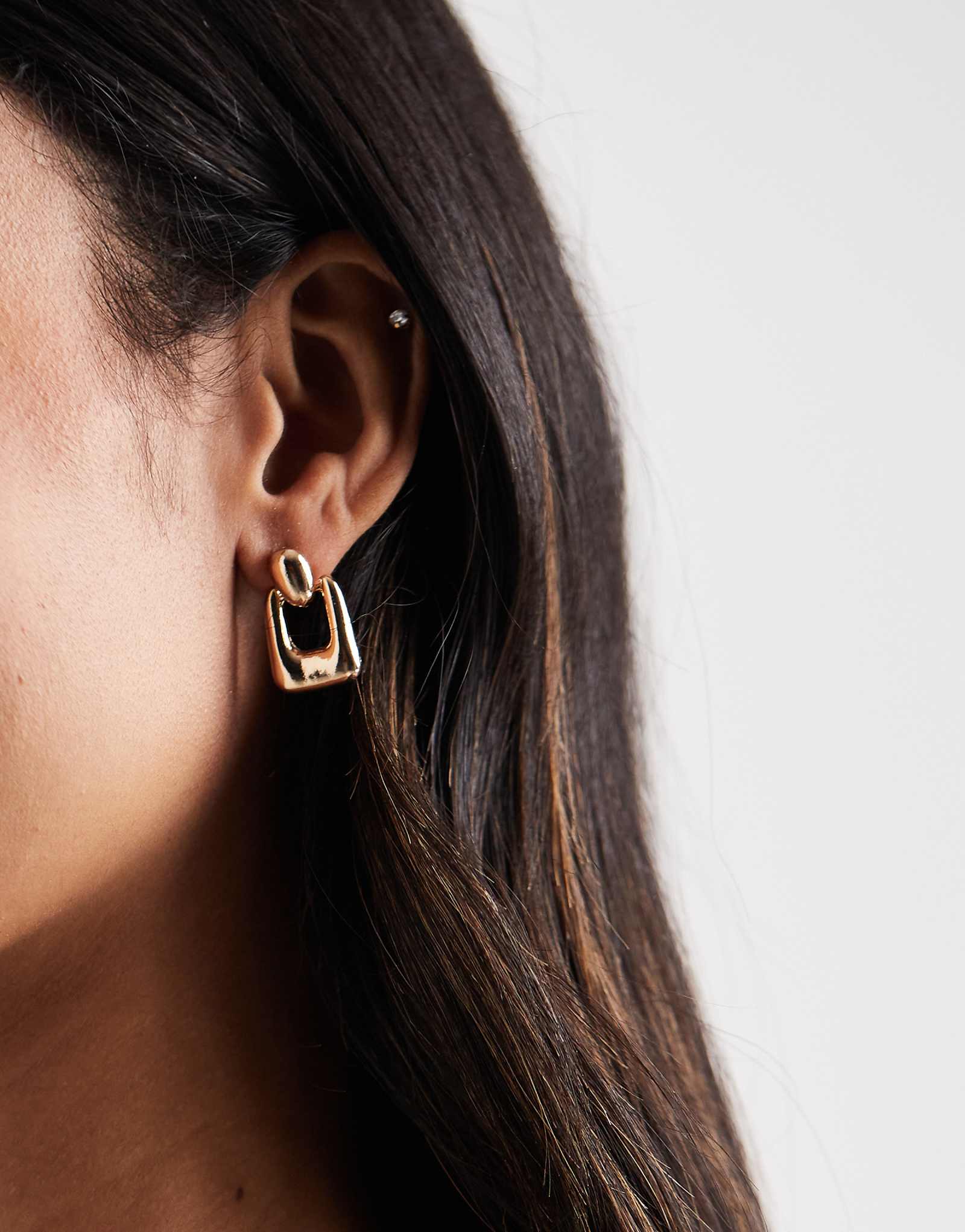 Дополните аксессуарами мини-серьги с квадратным дверным молотком из золота 2890₽