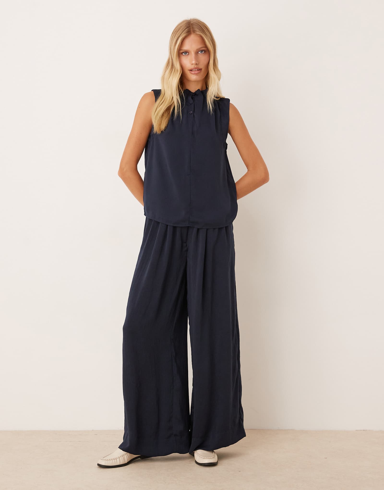 ЯРКИЕ плиссированные брюки с высокой талией и широкими штанинами темно-синего цвета - часть комплекта