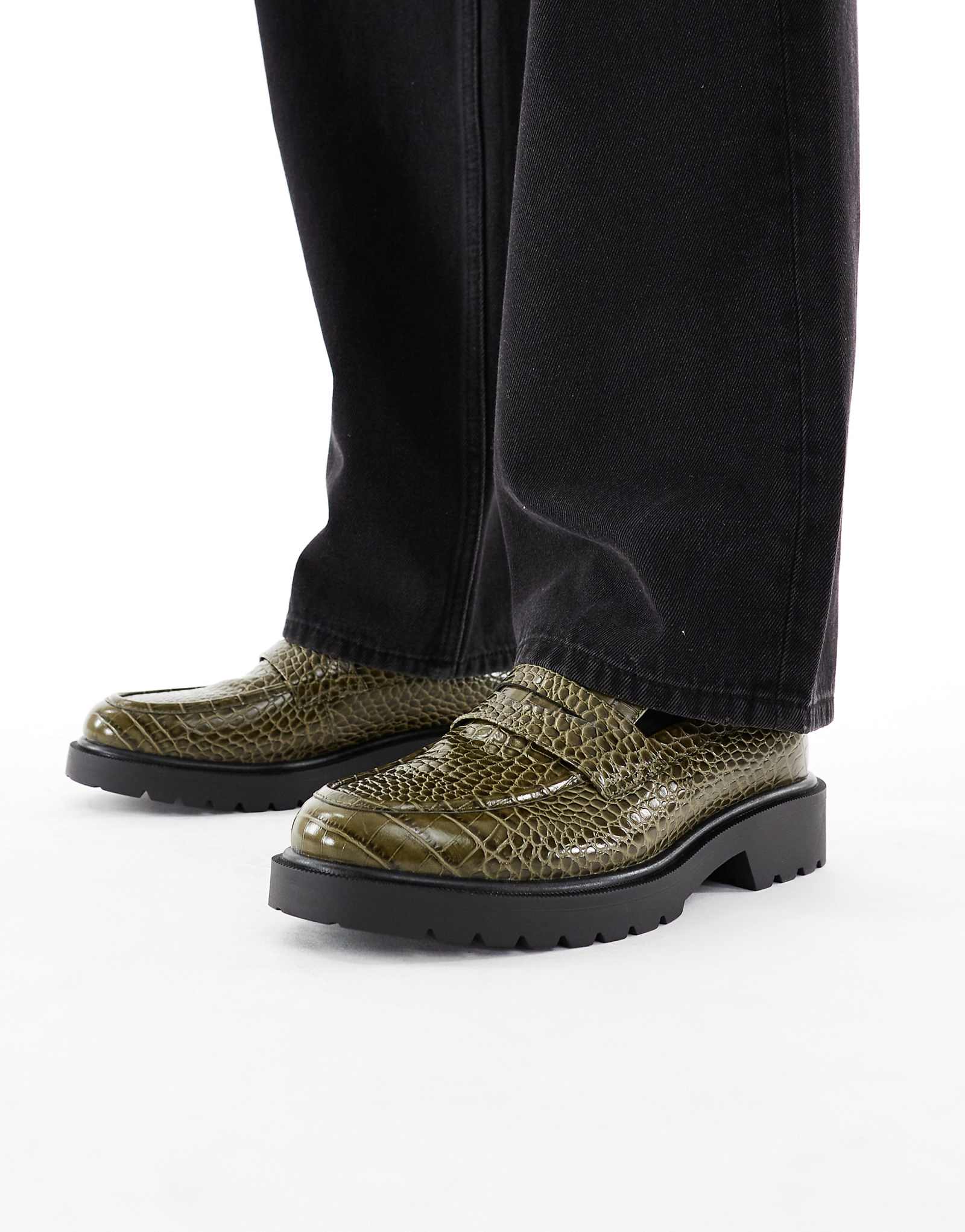 Дизайнерские мокасины ASOS из зеленого искусственного крокодила с черной рифленой подошвой 12290₽