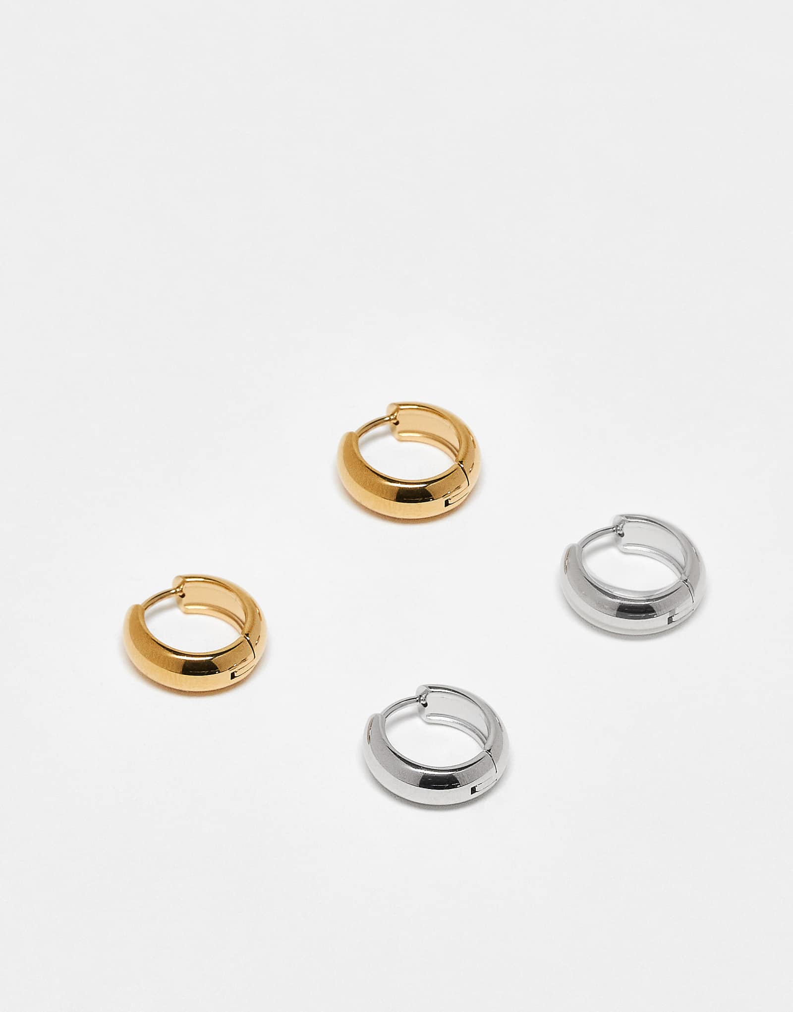 Дополните аксессуарами 2 упаковки сережек-обручей из нержавеющей стали в нескольких цветах 8590₽