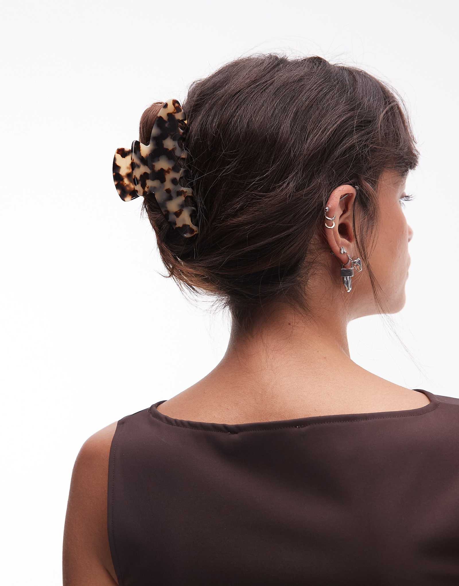 Заколка для когтей ARKET с бежевым черепаховым принтом 5690₽