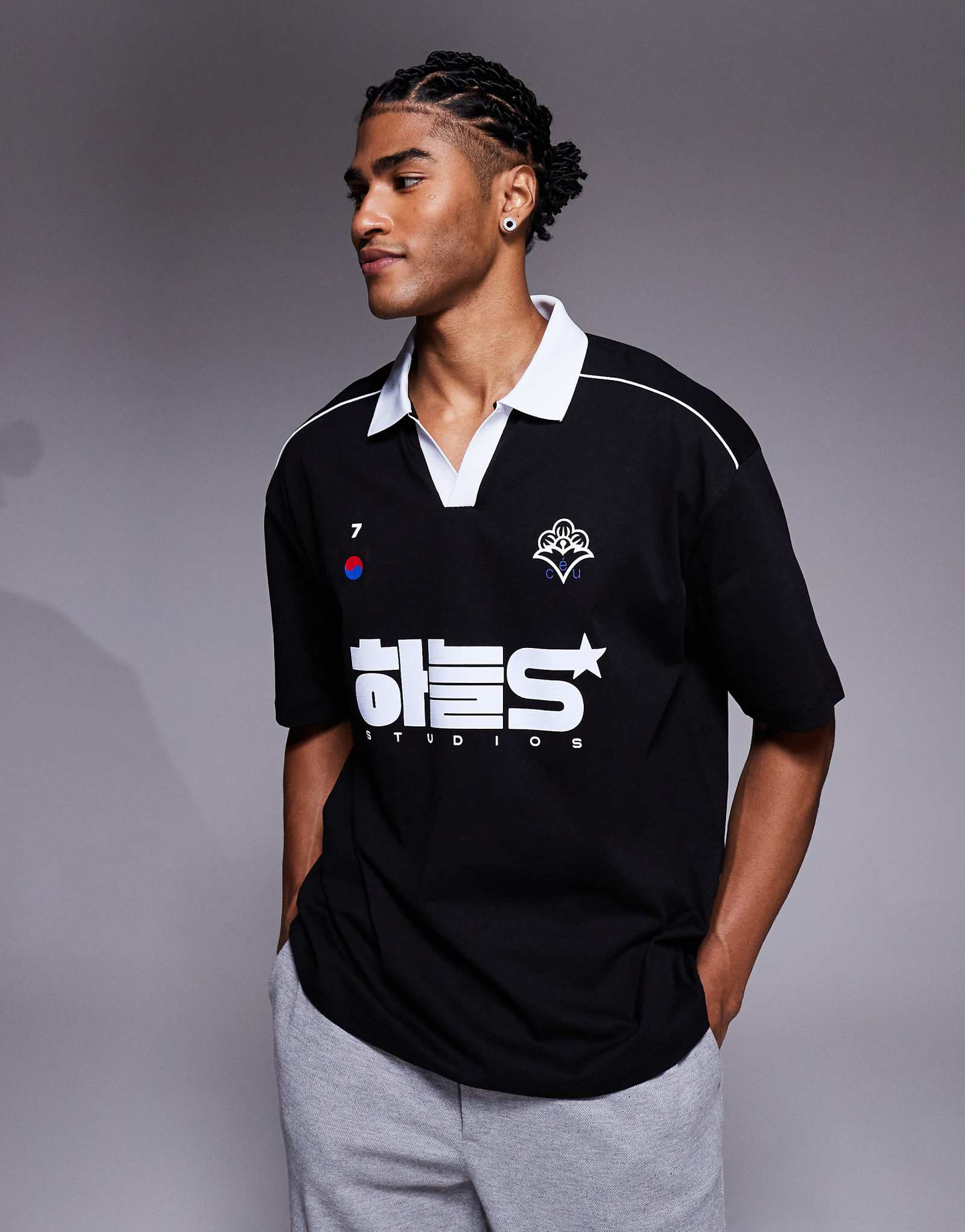 ДИЗАЙНЕРСКОЕ поло оверсайз от ASOS с окантовкой и спортивным рисунком черного цвета 7090₽