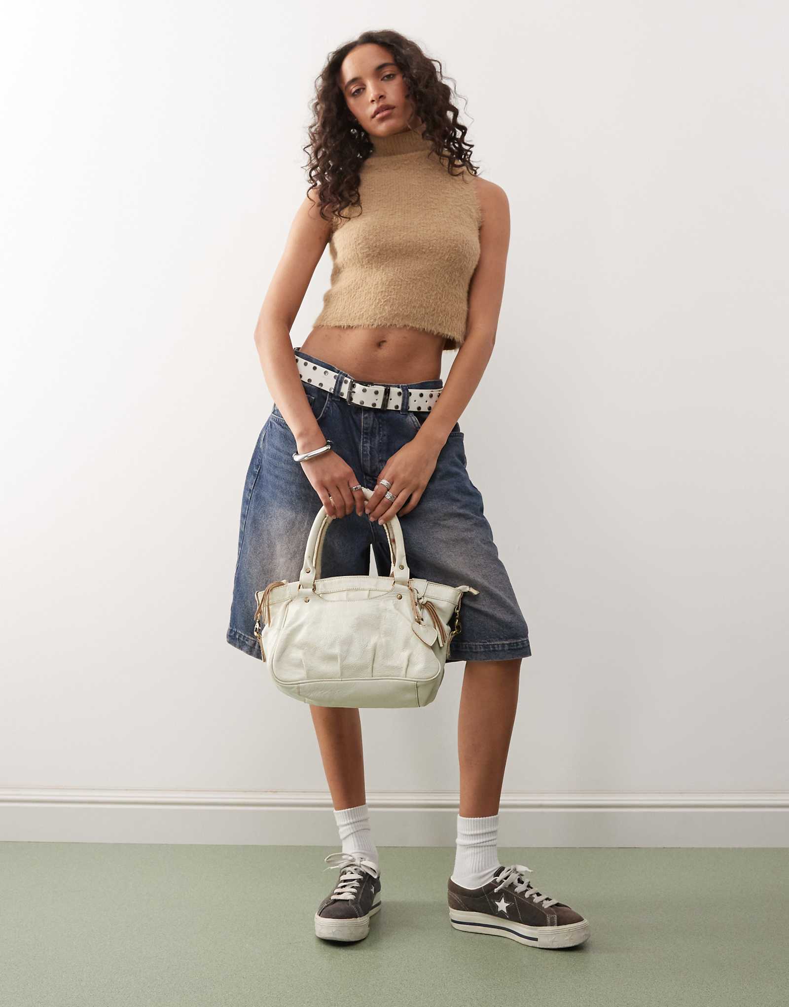 Вязаный жилет с пышным воротником-водолазкой COLLUSION бежевого цвета 2990₽