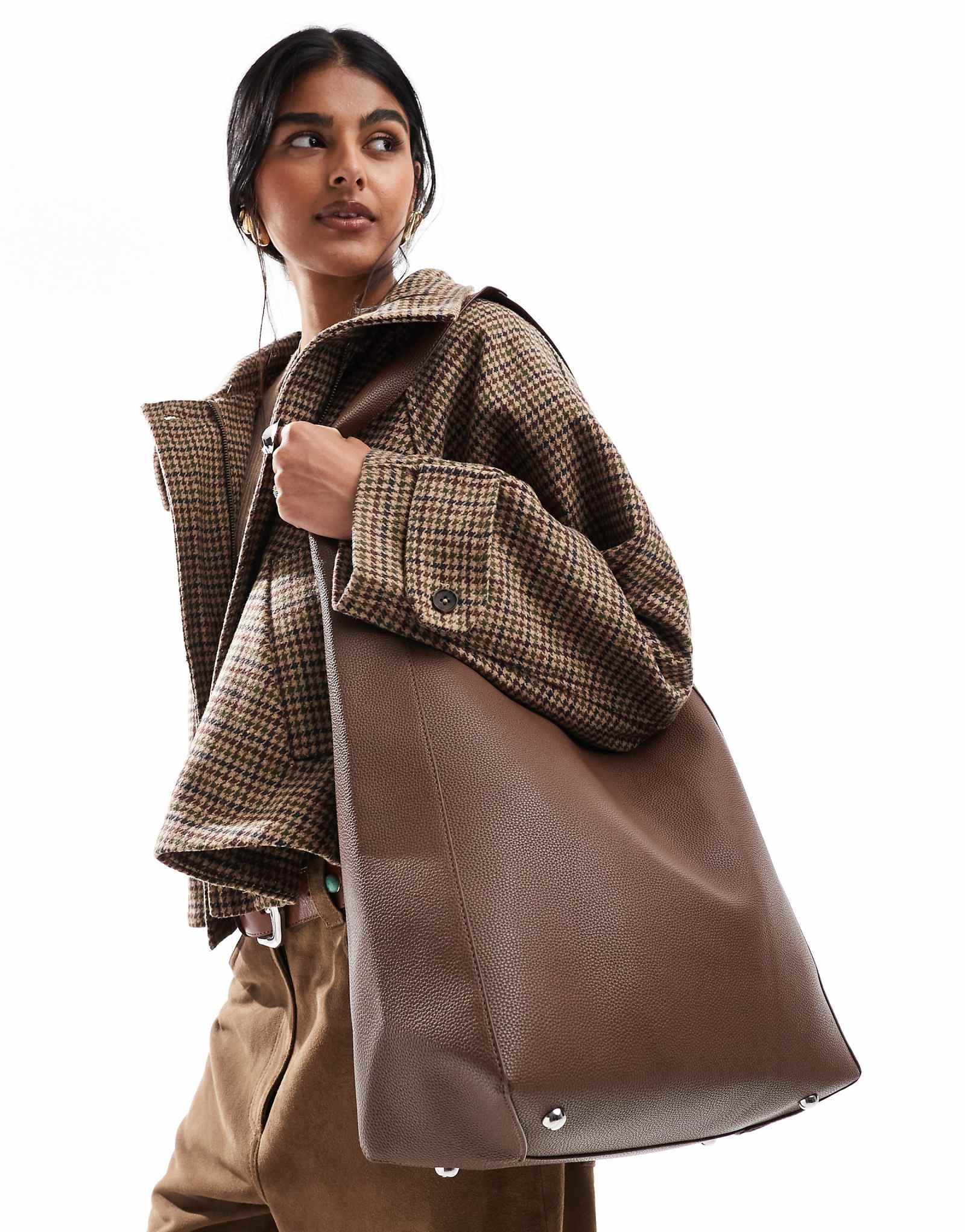 Гламурная сумка-тоут с откидывающимся плечом темно-коричневого цвета 9390₽