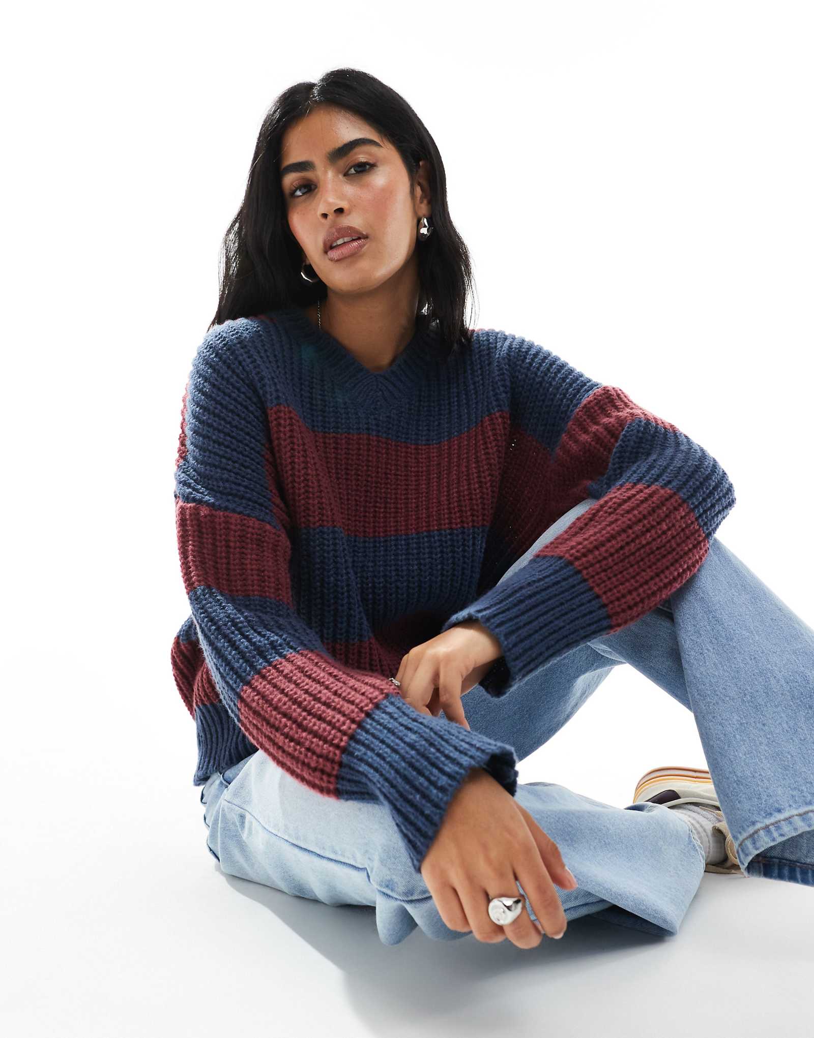 Свитер с v-образным вырезом Daisy Street в темно-синюю и красную полоску 11390₽