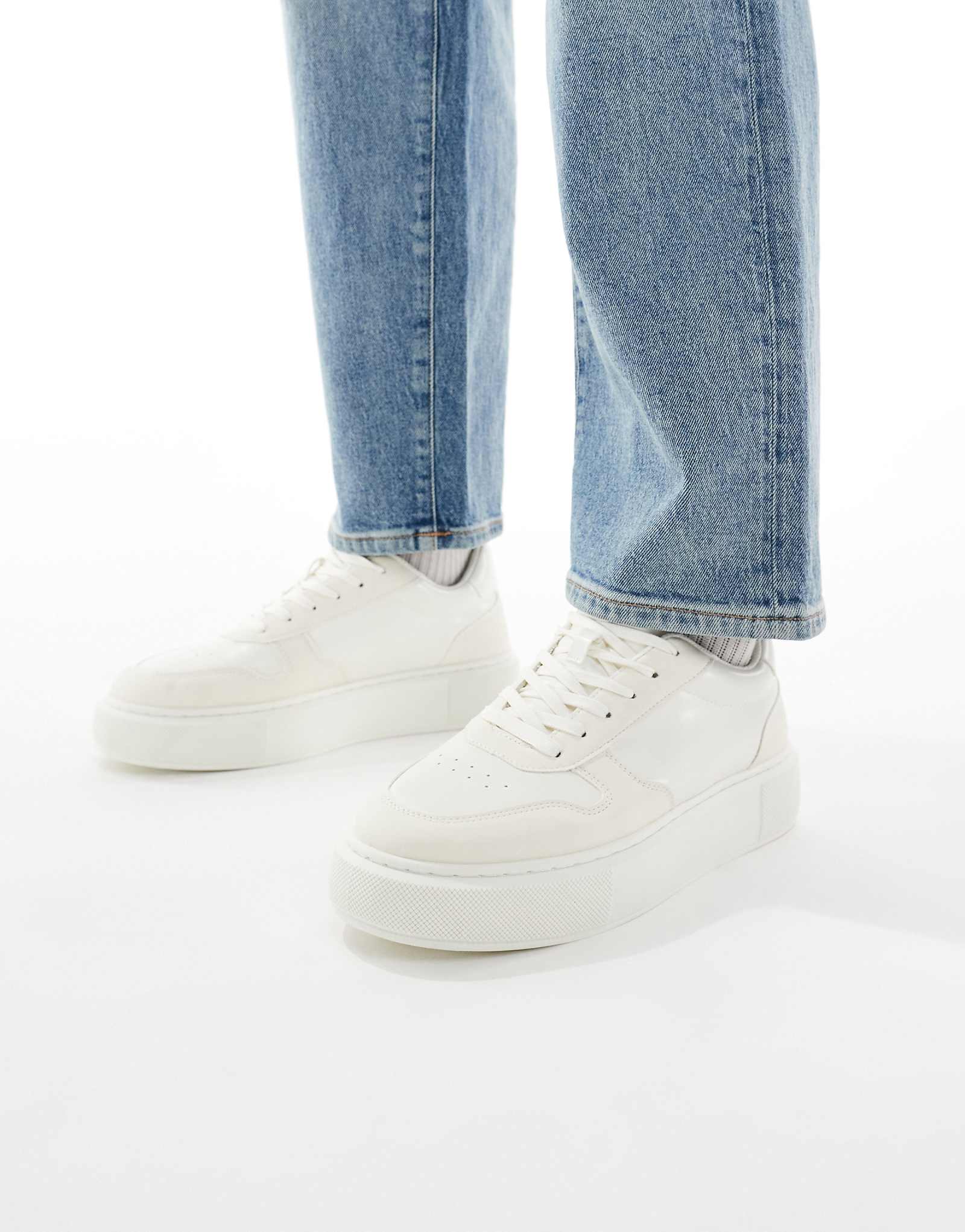 Массивные кроссовки Jack -Jones белого цвета 14690₽