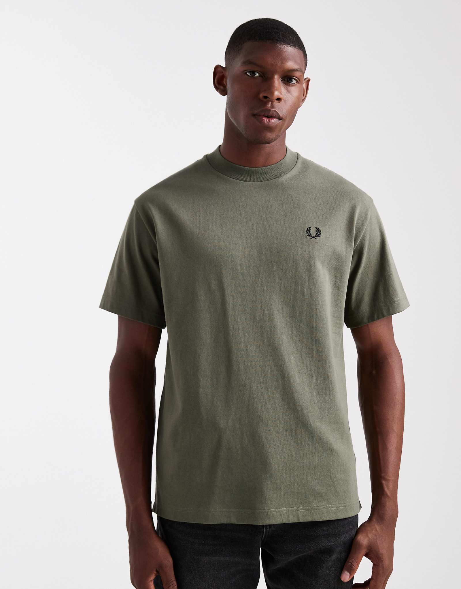 Непринужденная футболка Fred Perry зеленого цвета хаки 19390₽