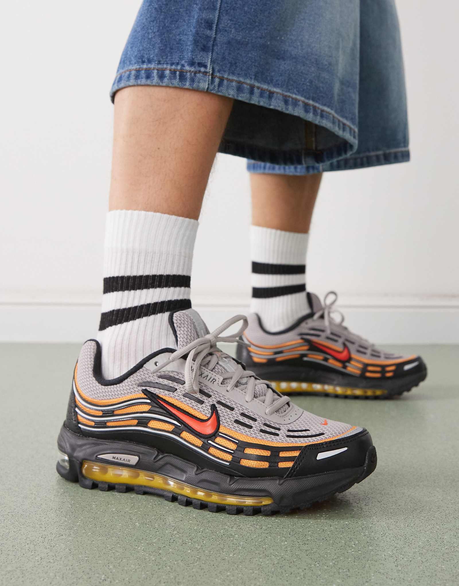 Кроссовки Nike Air Max TL 25 серого и красного цветов 36790₽