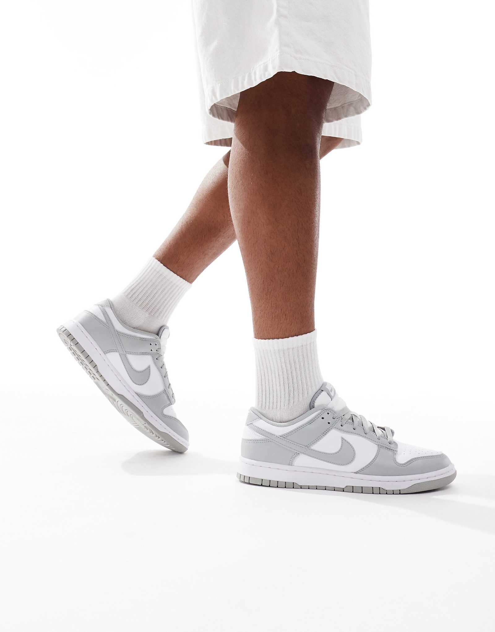 Кроссовки Nike Dunk Low в стиле ретро серого и белого цветов 24490₽