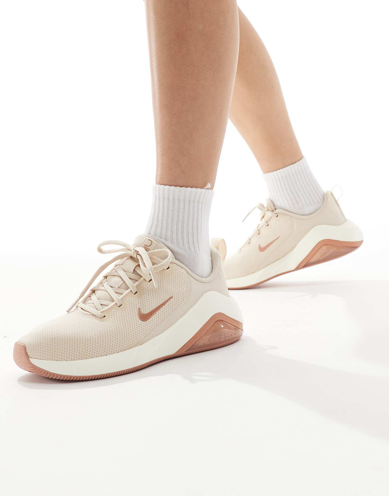 Кроссовки Nike Bella 7 из розового золота 17390₽
