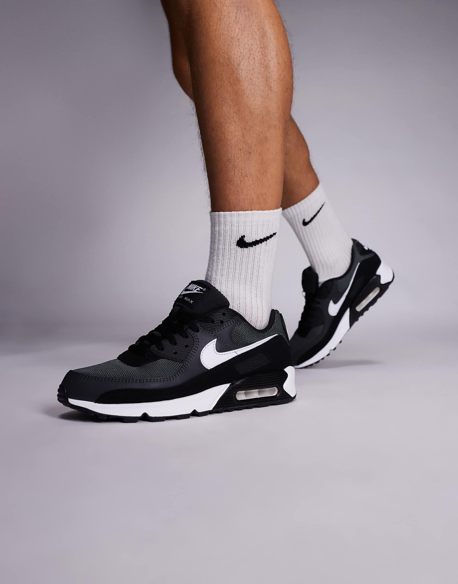 Кроссовки Nike Air Max 90 серого и белого цветов 26490₽