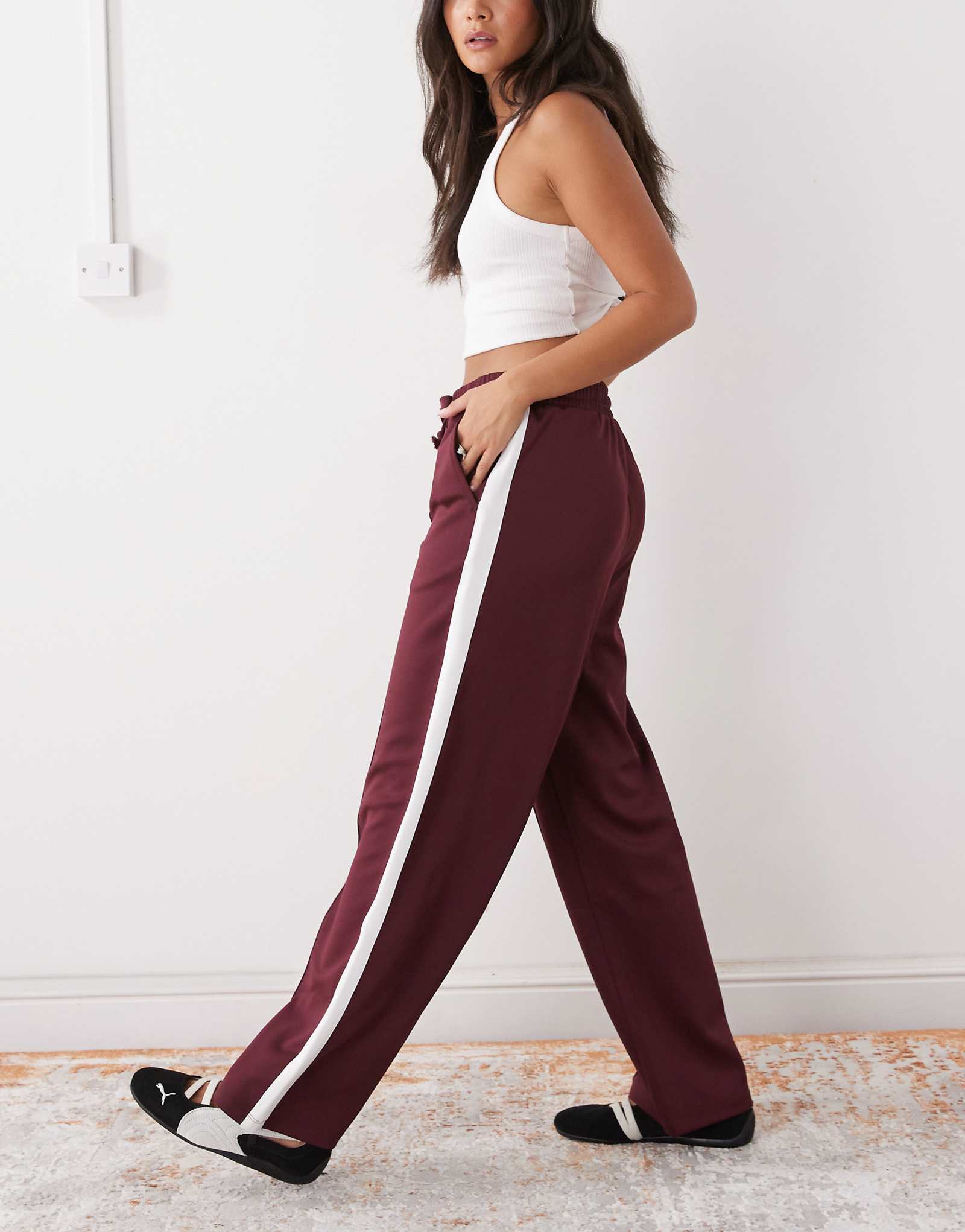 Трикотажные брюки Noisy May прямого кроя бордового цвета с белыми полосками по бокам 13290₽